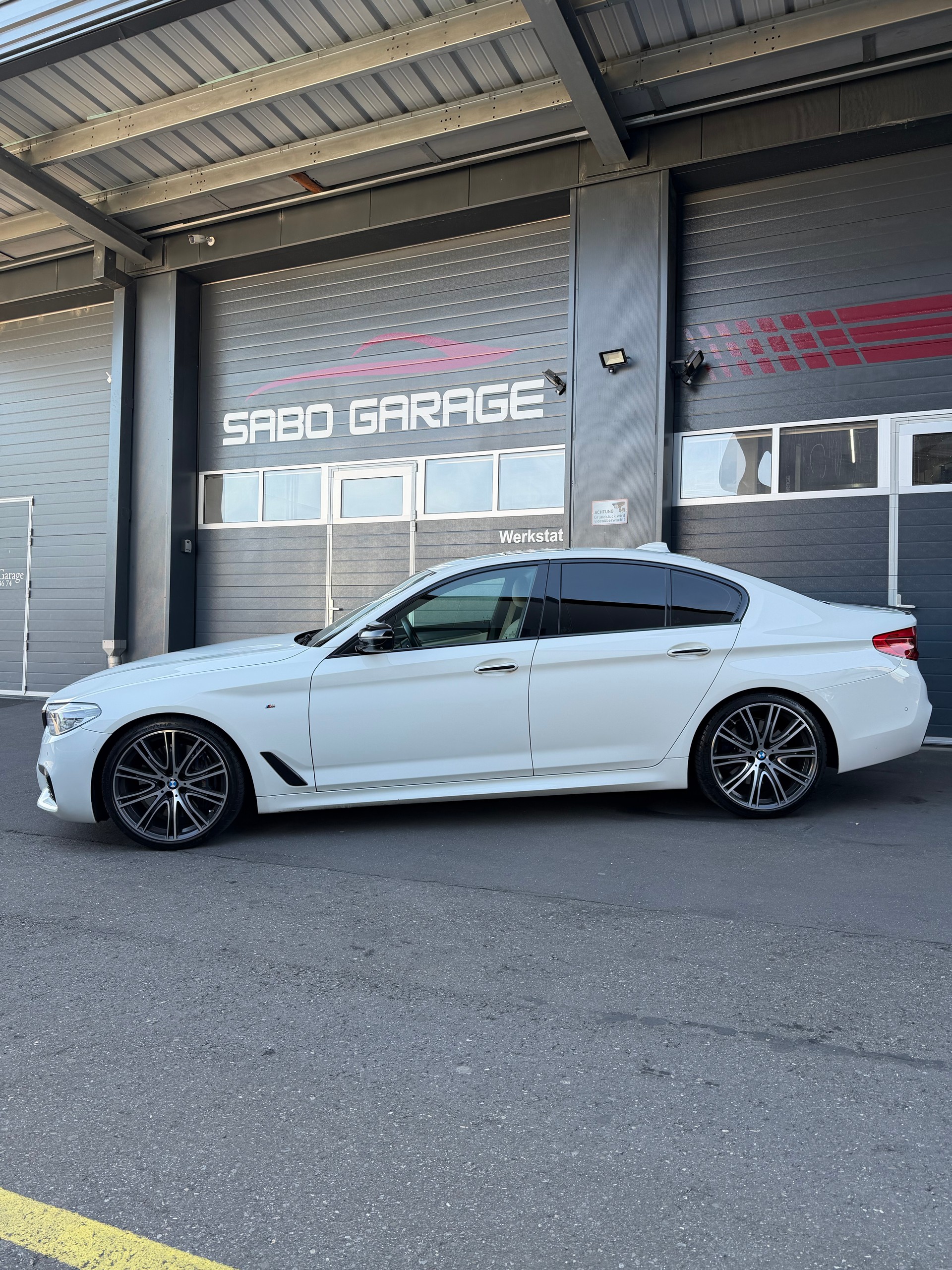 BMW Serie 5 G30 M550i xDrive-showroom-element-1