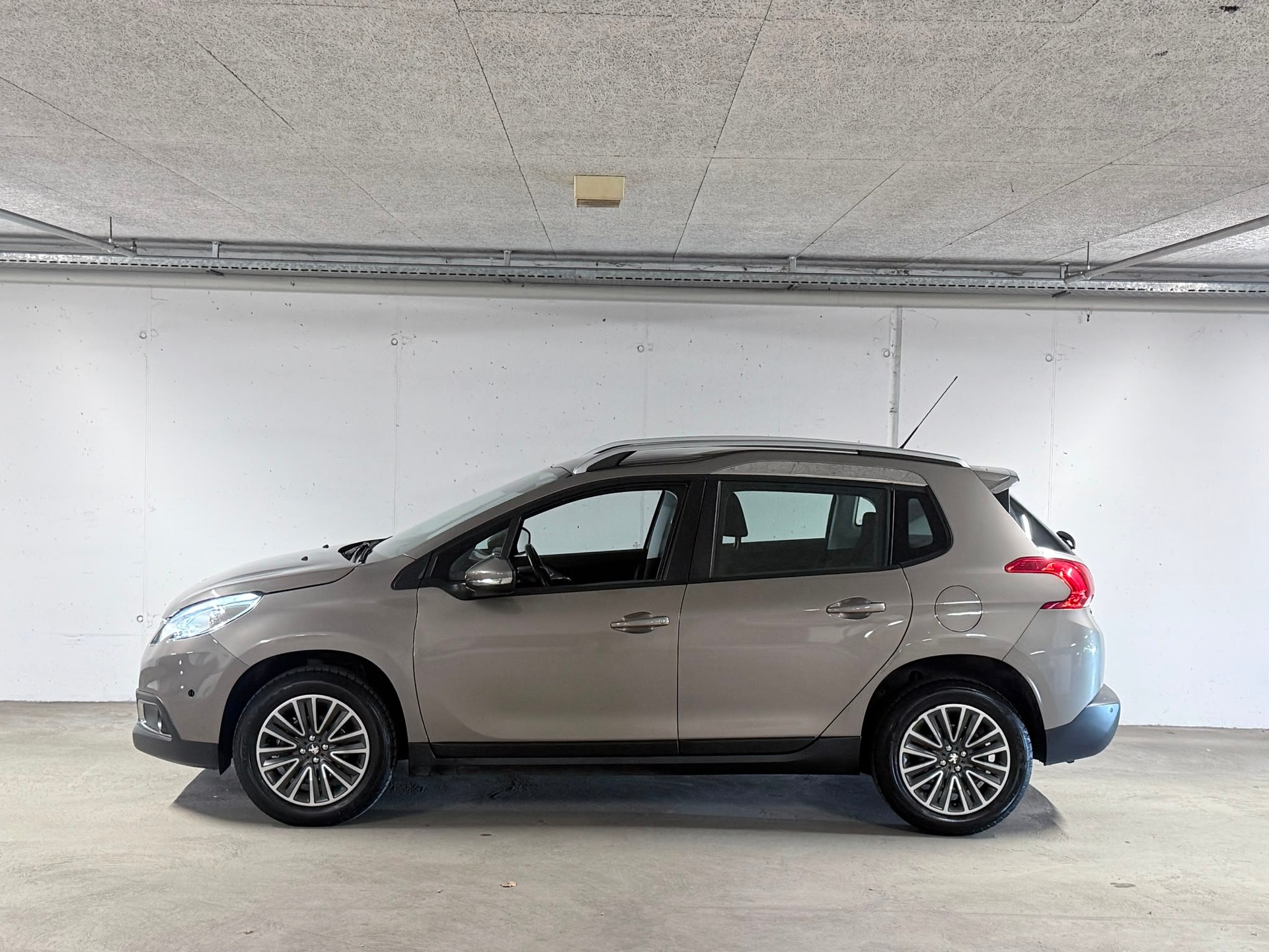 PEUGEOT 2008 1.2 PureTech Allure EAT6 // MFK NEU-showroom-element-2
