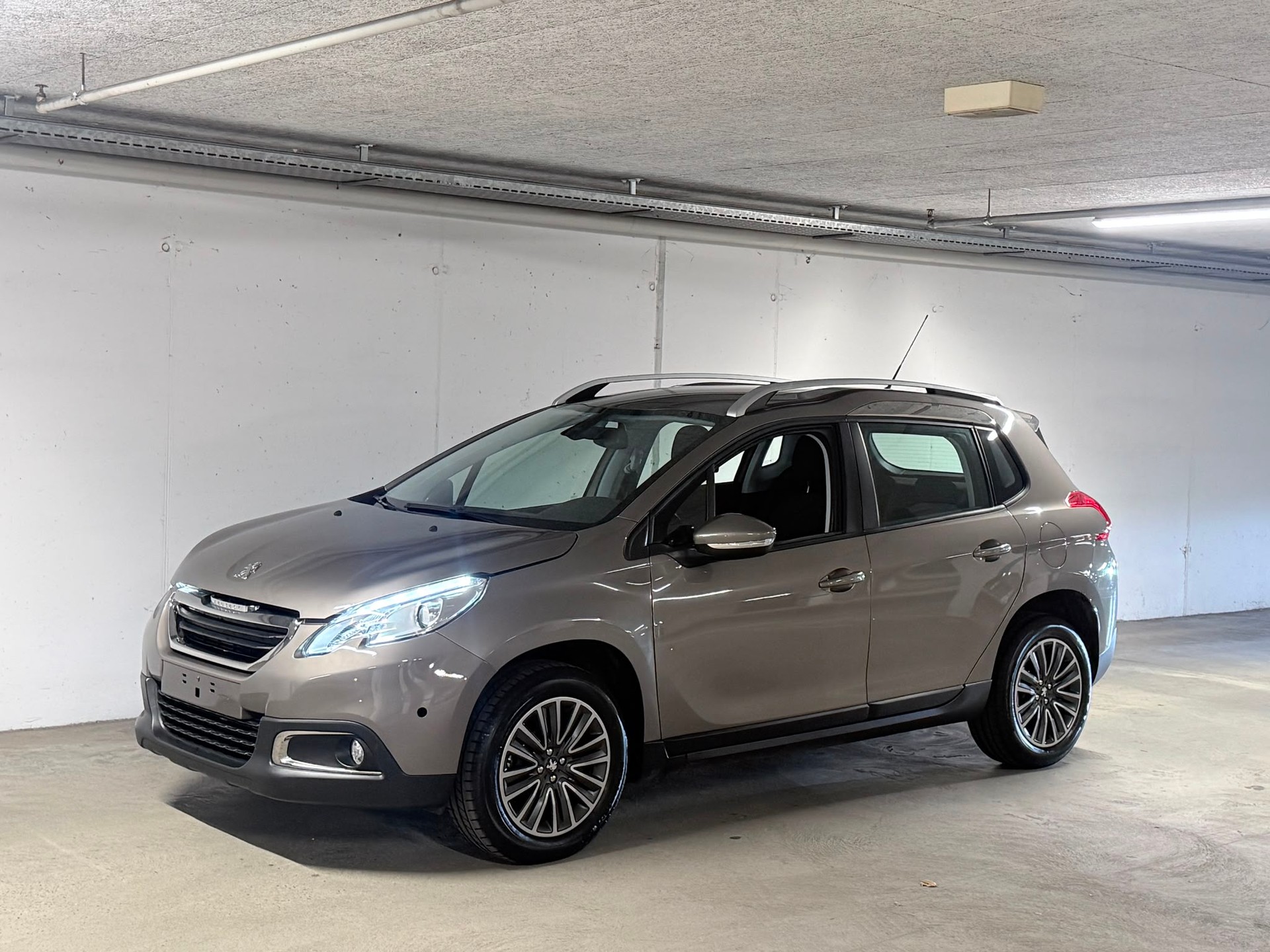 PEUGEOT 2008 1.2 PureTech Allure EAT6 // MFK NEU-showroom-element-1