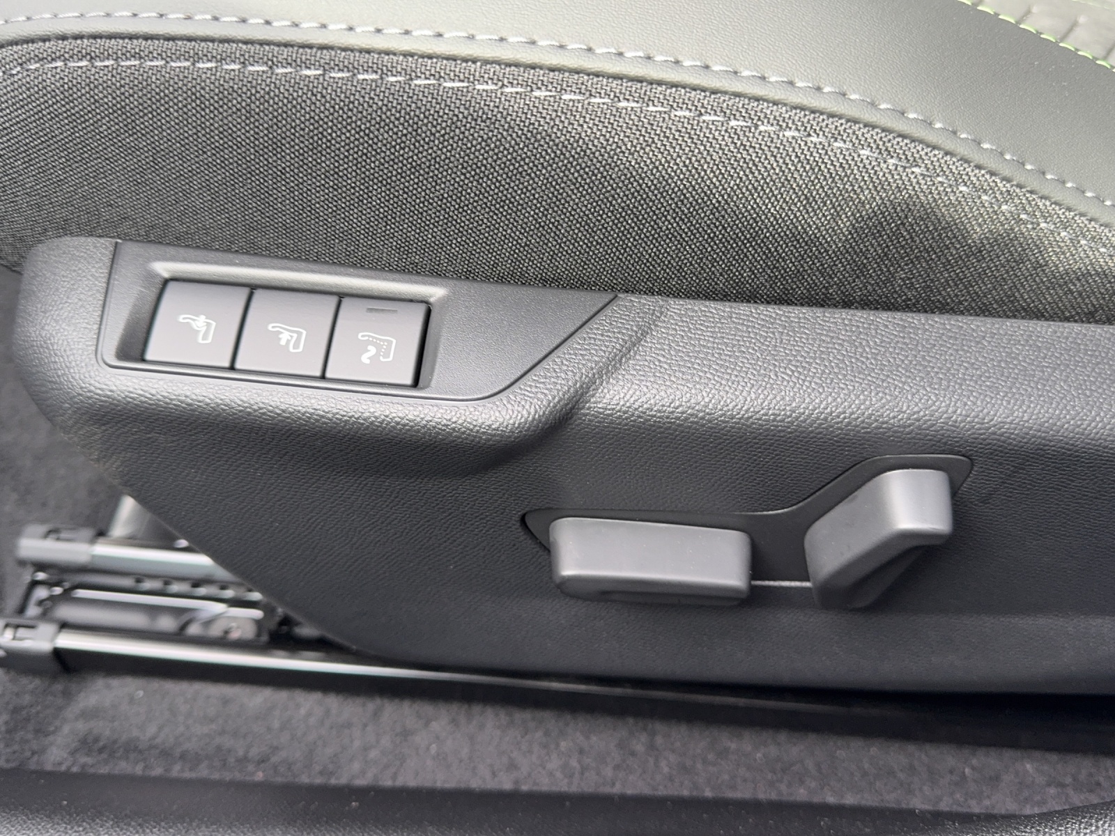 PEUGEOT 2008 NEW 1.2 Hybrid 145 GT-image-10