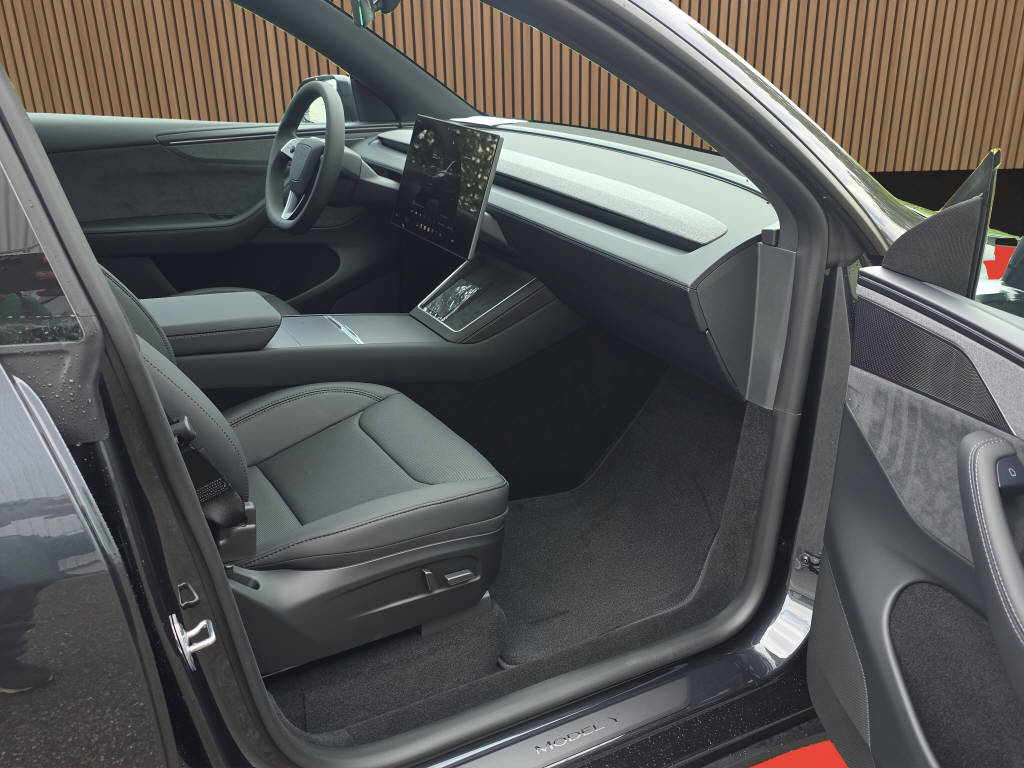 TESLA Model Y Long Range Premium AWD-image-13