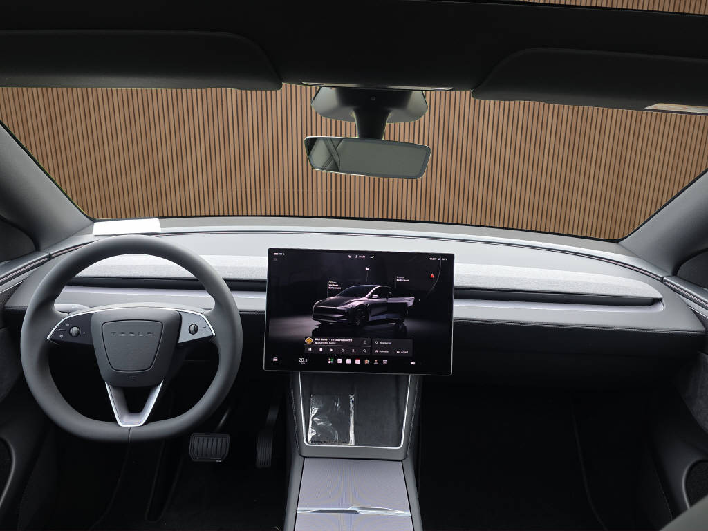 TESLA Model Y Long Range Premium AWD-image-16