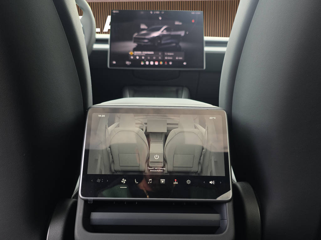 TESLA Model Y Long Range Premium AWD-image-17