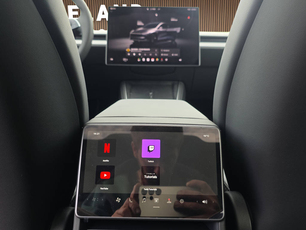 TESLA Model Y Long Range Premium AWD-image-19