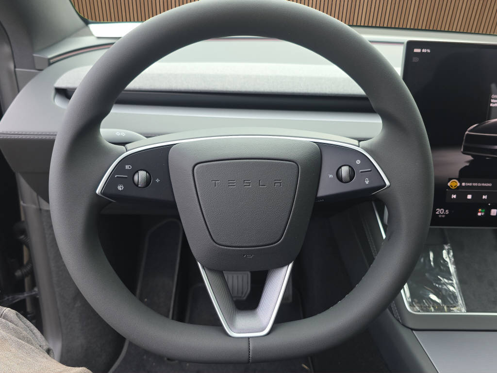 TESLA Model Y Long Range Premium AWD-image-14