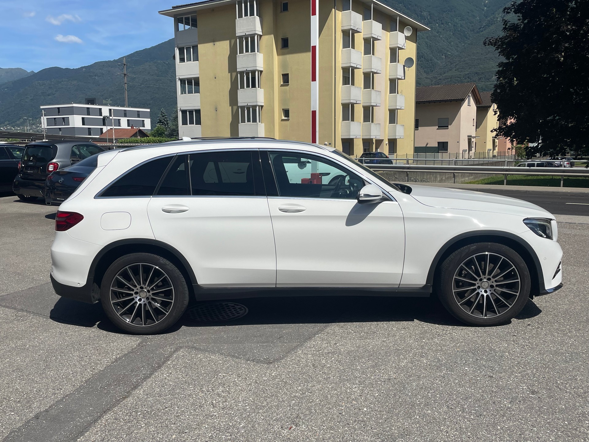 MERCEDES-BENZ GLC 250 d AMG Line 4Matic 9G-Tronic-image-11