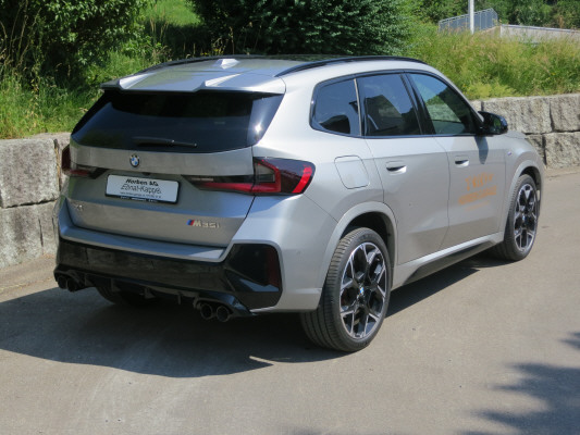 BMW X1 M35i xDrive-showroom-element-3