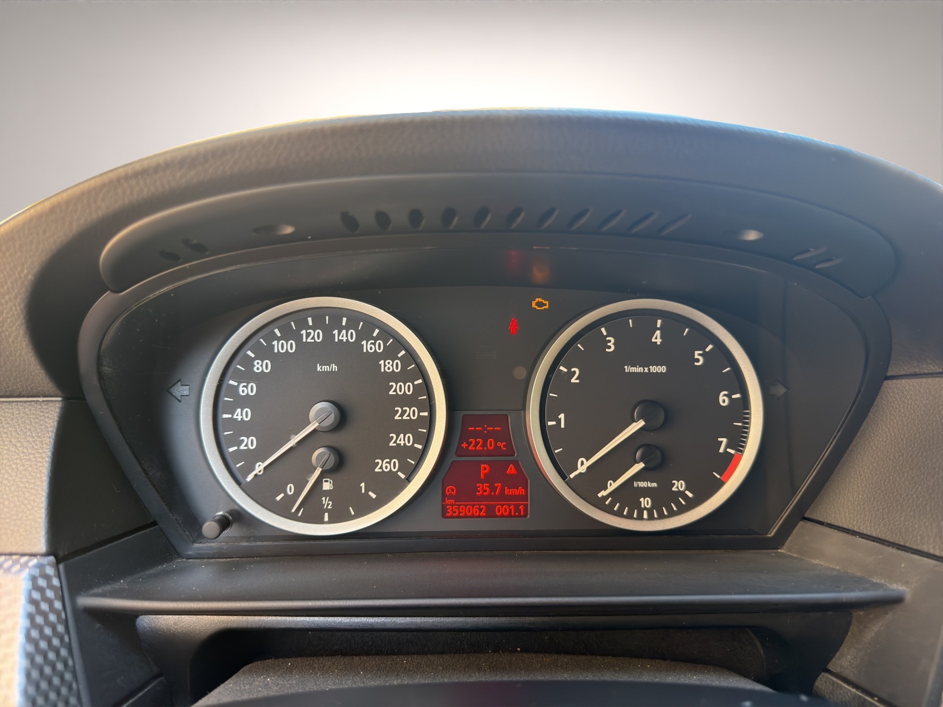 BMW 530xi Touring-image-10