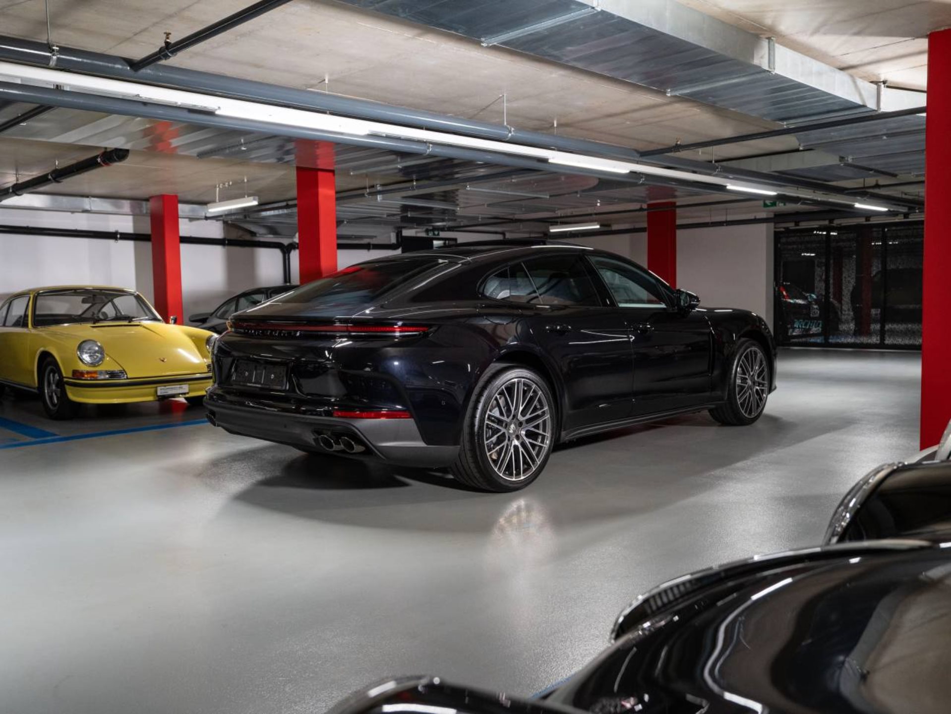 PORSCHE Panamera 4 E-Hybrid-showroom-element-2