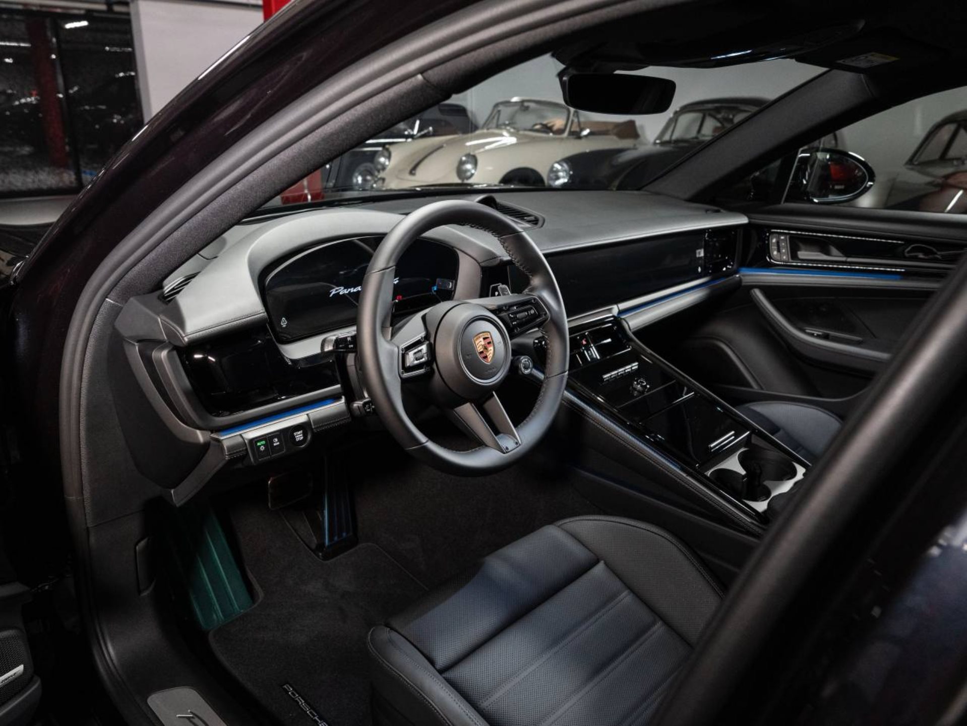 PORSCHE Panamera 4 E-Hybrid-showroom-element-3