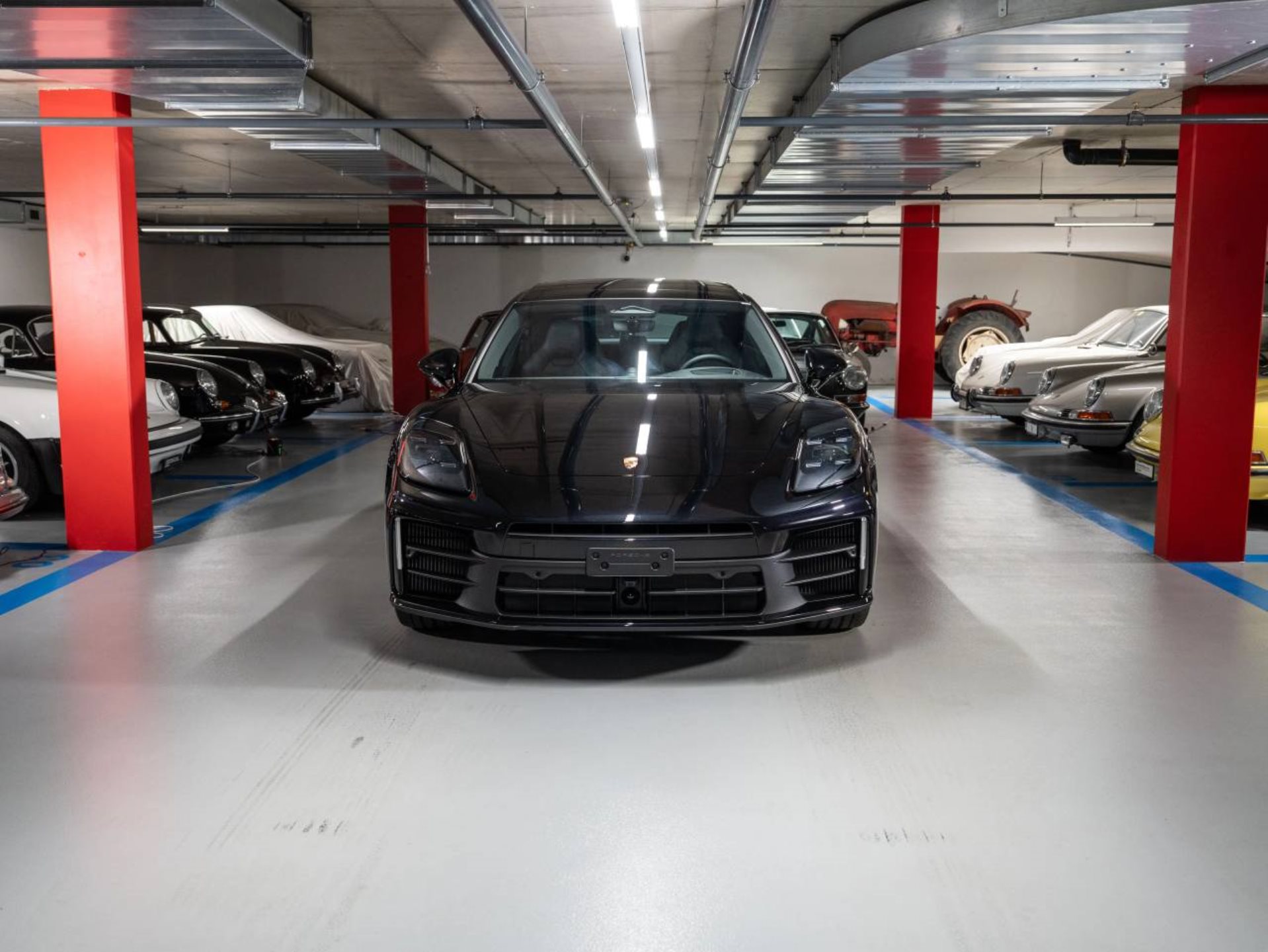PORSCHE Panamera 4 E-Hybrid-showroom-element-1