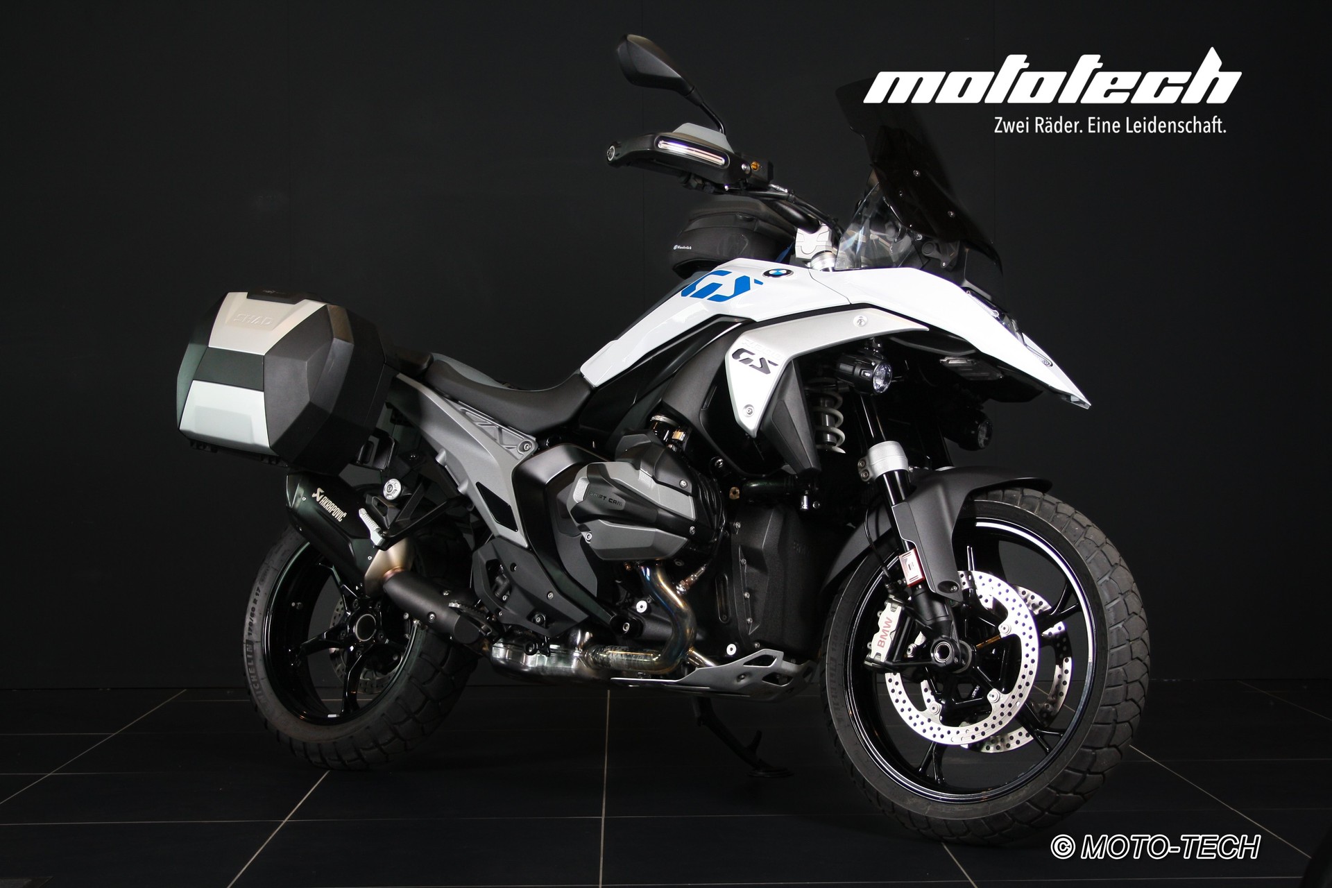 BMW R 1300 GS AKRAPOVIC-image-0