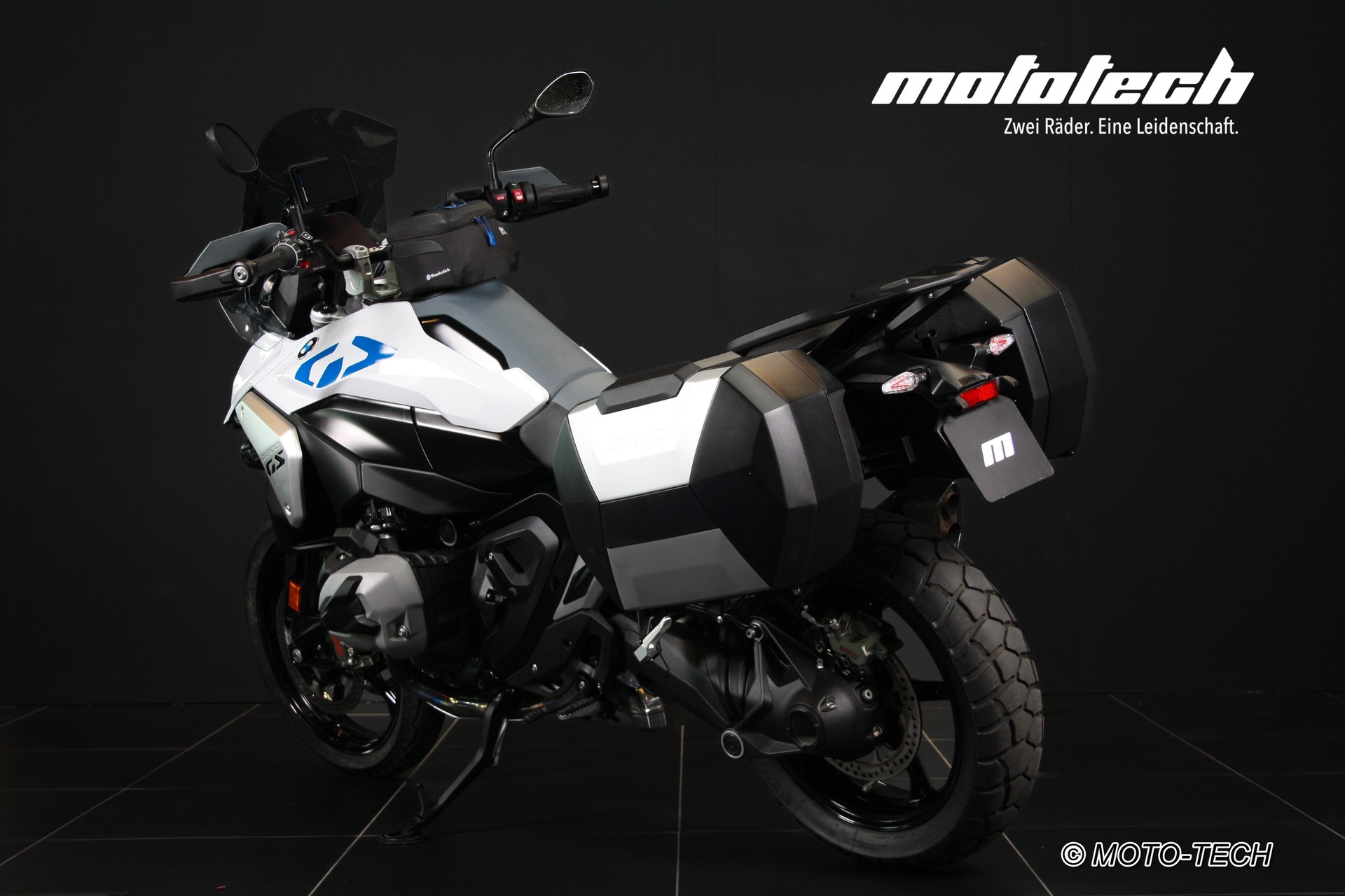 BMW R 1300 GS AKRAPOVIC-image-3