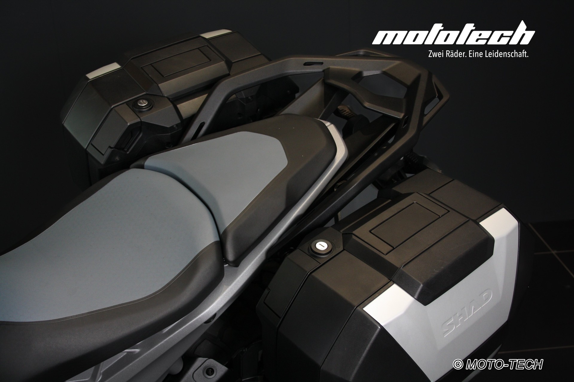BMW R 1300 GS AKRAPOVIC-image-9
