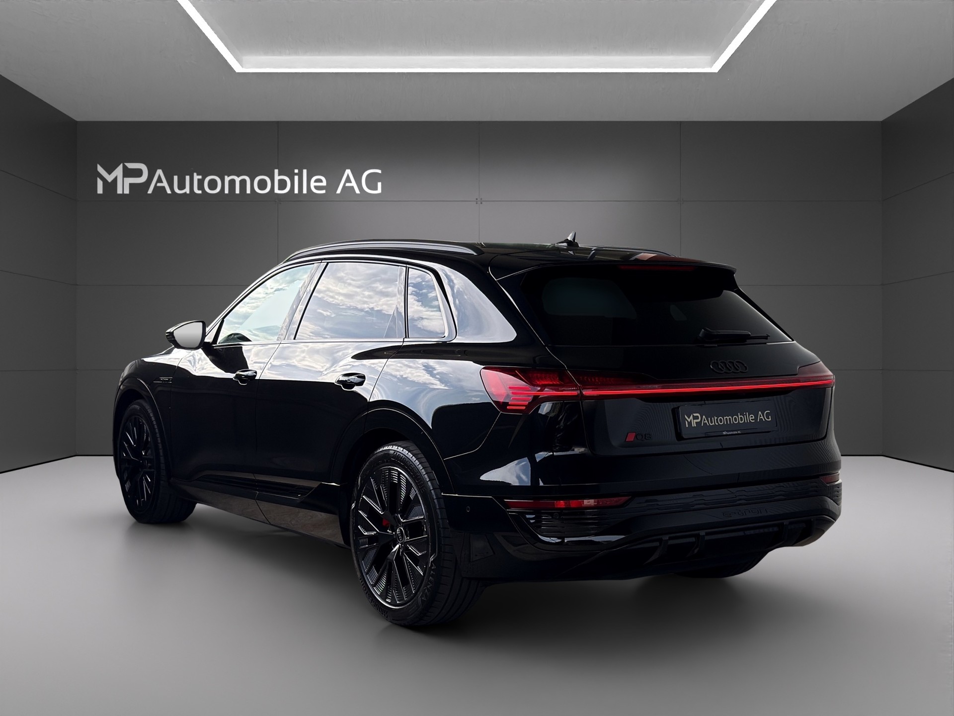 AUDI Q8 55 e-tron Black Edition quattro-image-4