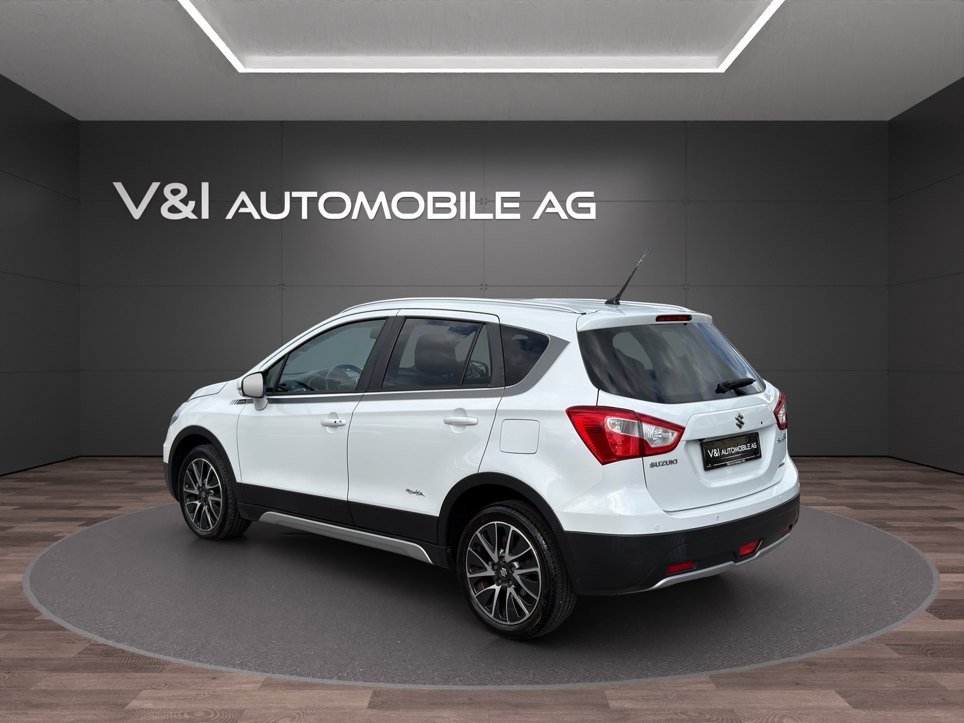 SUZUKI SX4 S-Cross 1.6 TD PizSulai 4WD TCSS-showroom-element-3