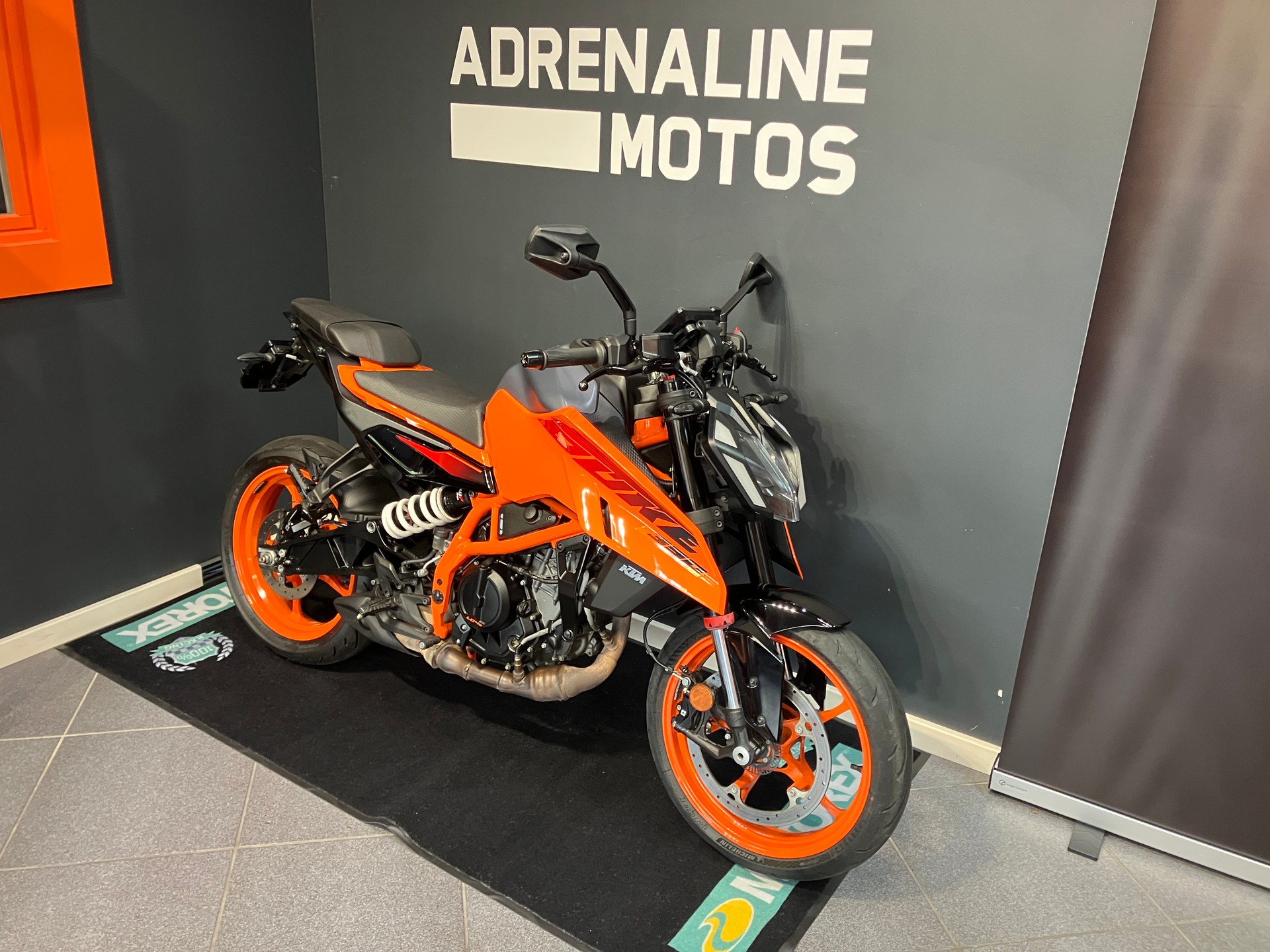 KTM 390 Duke-showroom-element-1
