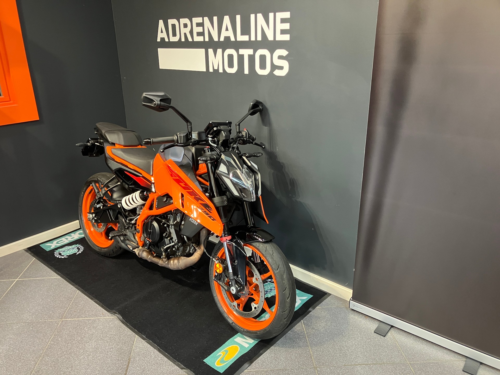 KTM 390 Duke-showroom-element-2