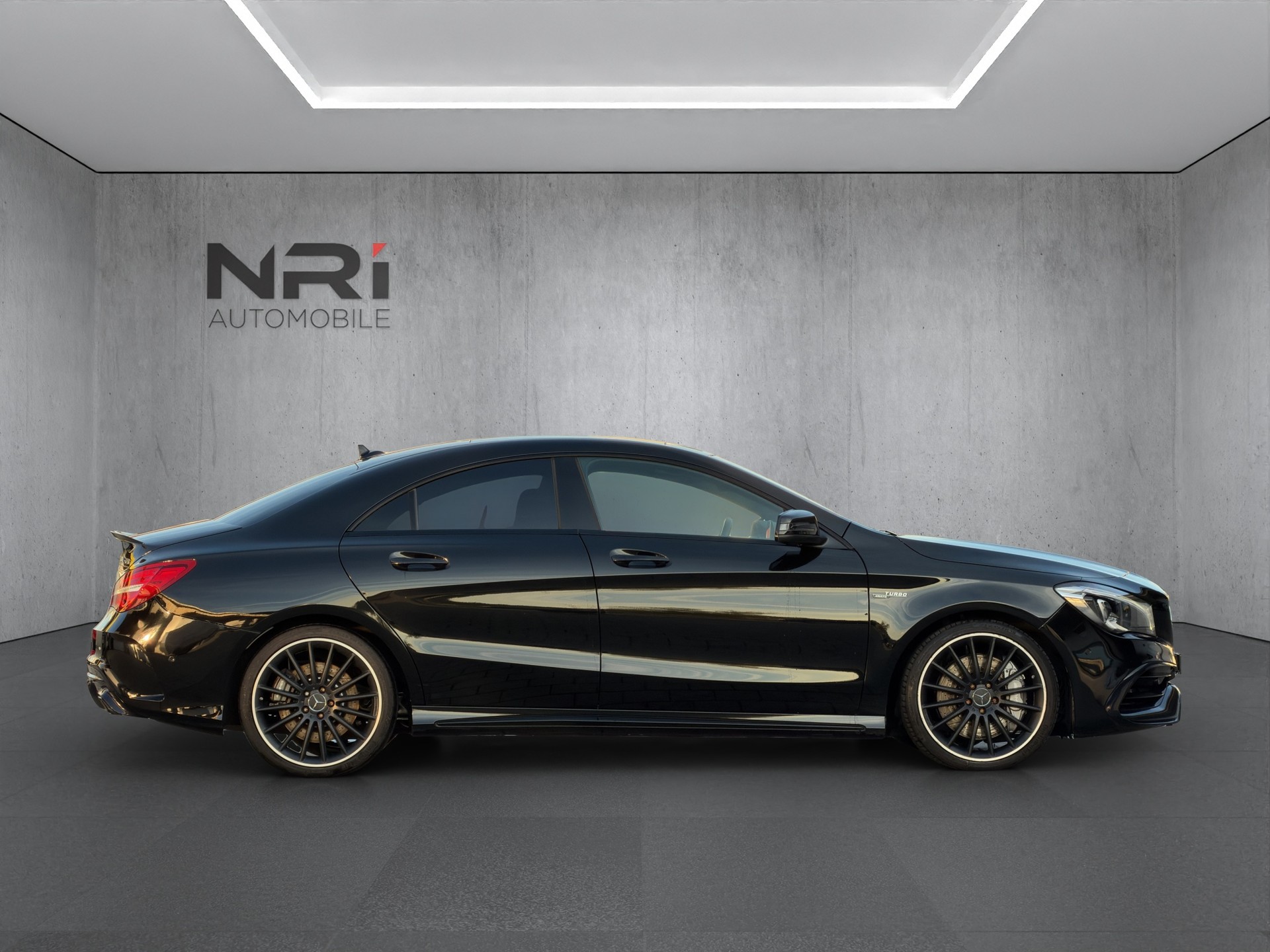 MERCEDES-BENZ CLA 45 AMG 4m-showroom-element-3