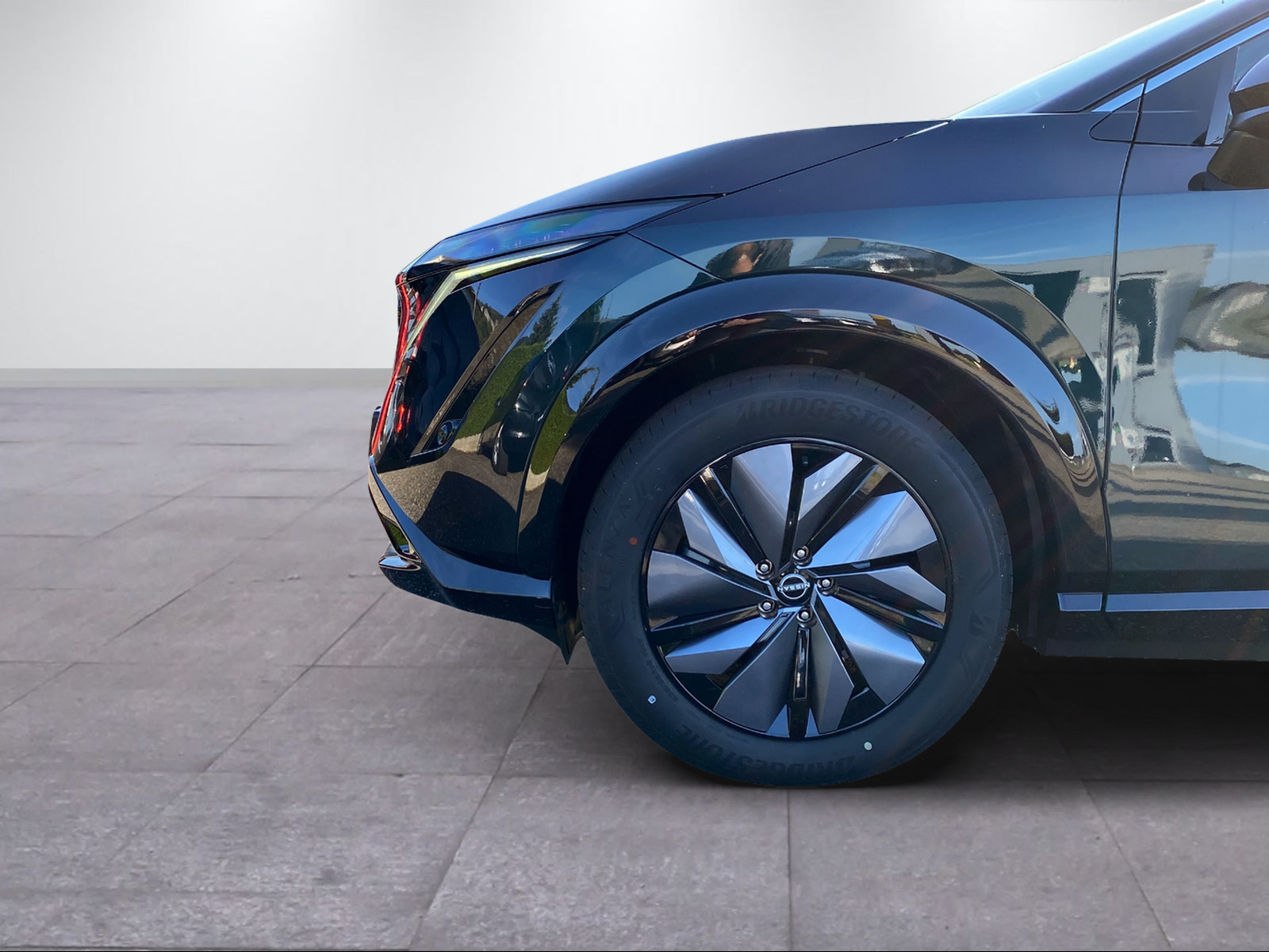 NISSAN Ariya Advance 63 kWh-showroom-element-2