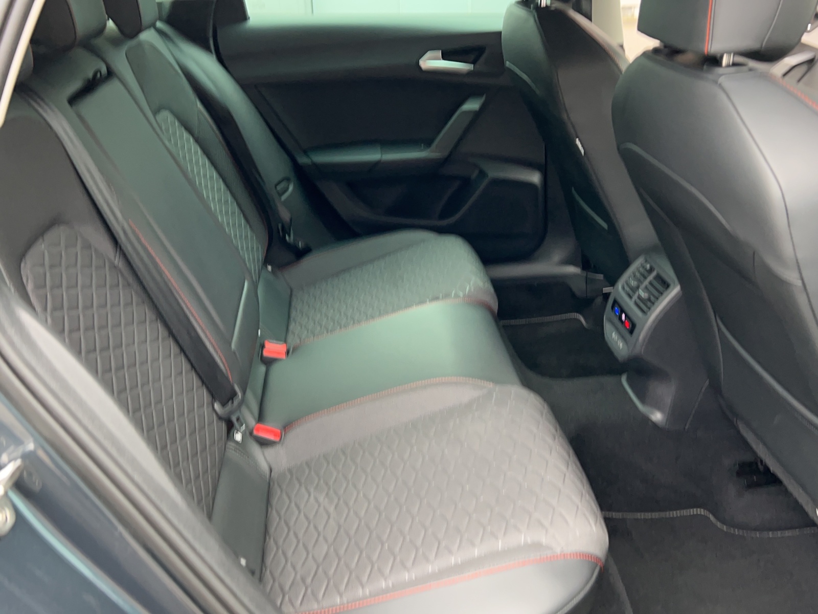 SEAT Leon ST 1.5 eTSI 150 FR DSG-image-11