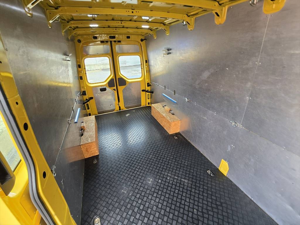 VW Crafter 35 2.0 TDI L4 4Motion-image-13