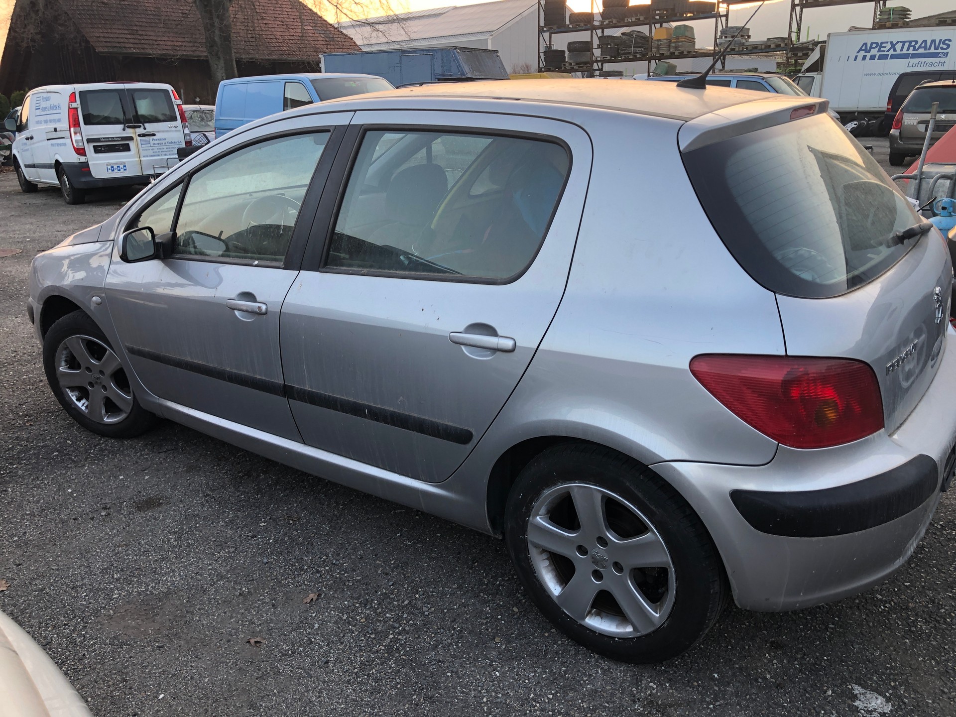 PEUGEOT 307 2.0 16V XT-image-2