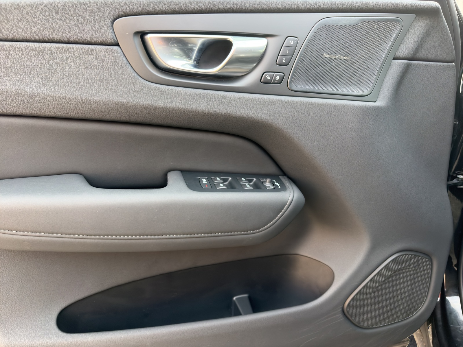 VOLVO XC60 2.0 T8 TE Plus Dark eAWD-image-16