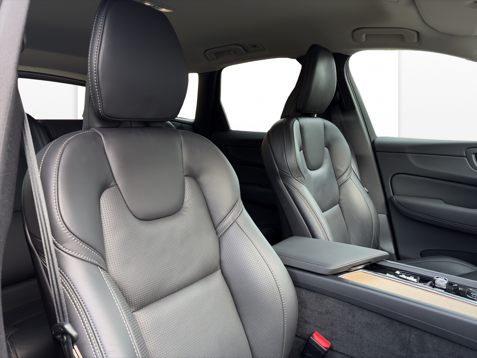VOLVO XC60 2.0 T8 TE Plus Dark eAWD-image-12