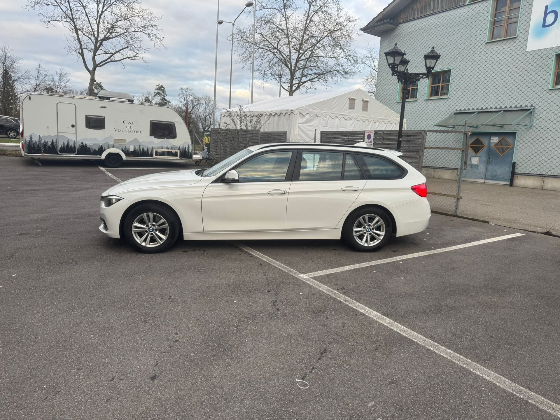 BMW 318d Touring Luxury Line-showroom-element-3