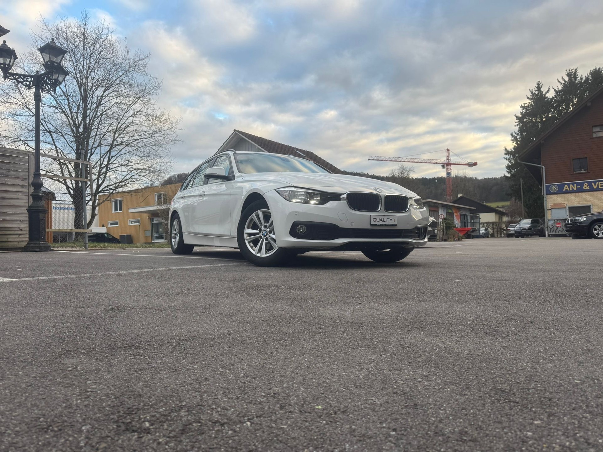 BMW 318d Touring Luxury Line-showroom-element-1