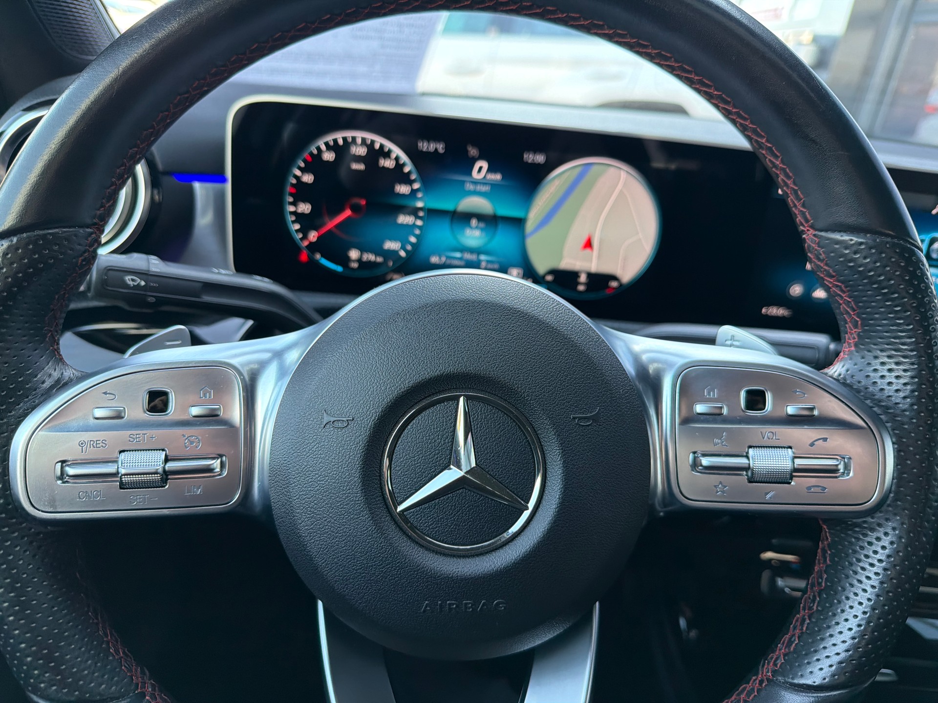 MERCEDES-BENZ A 180 d AMG Line 7G-DCT-image-17