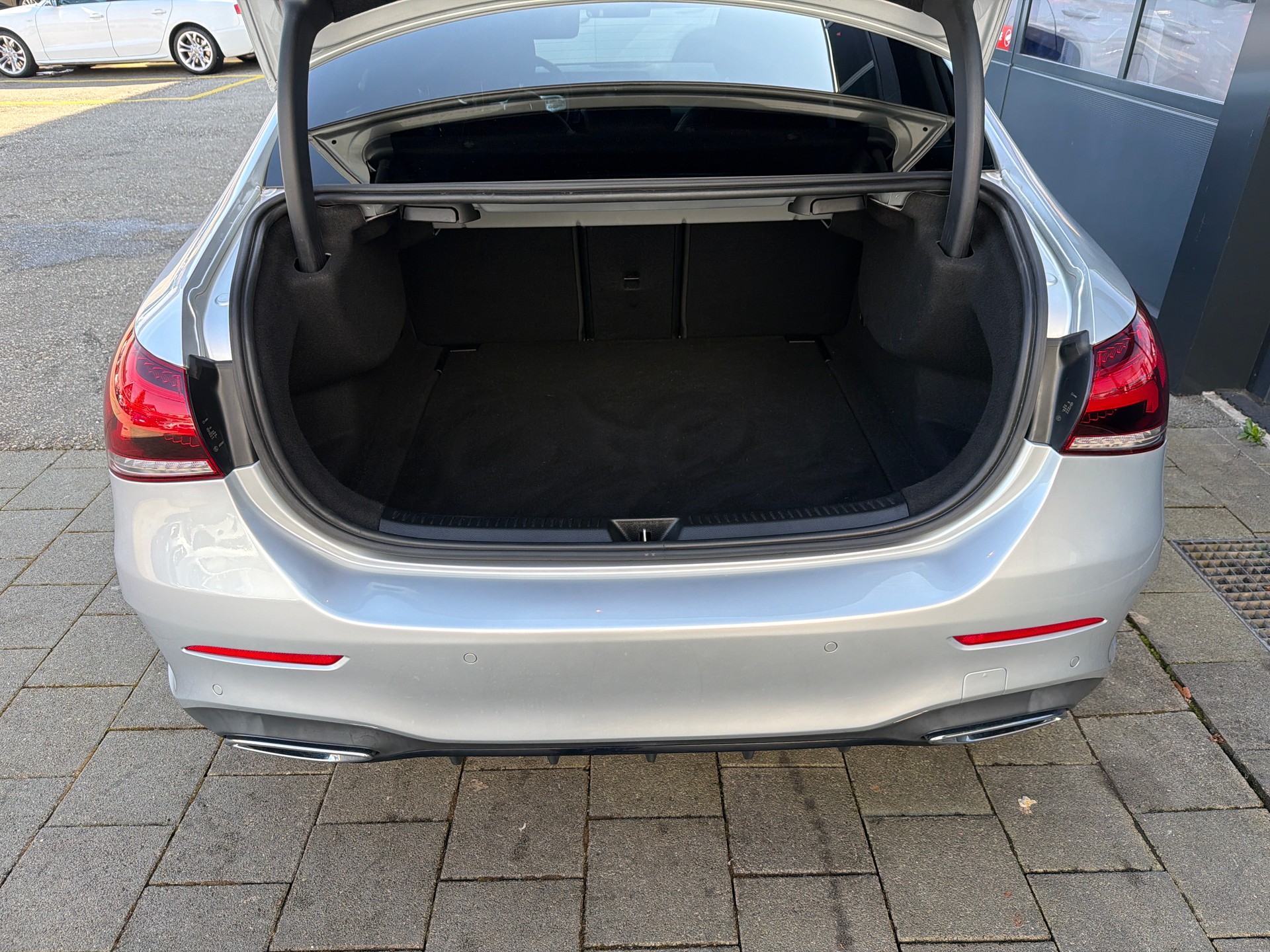 MERCEDES-BENZ A 180 d AMG Line 7G-DCT-image-5