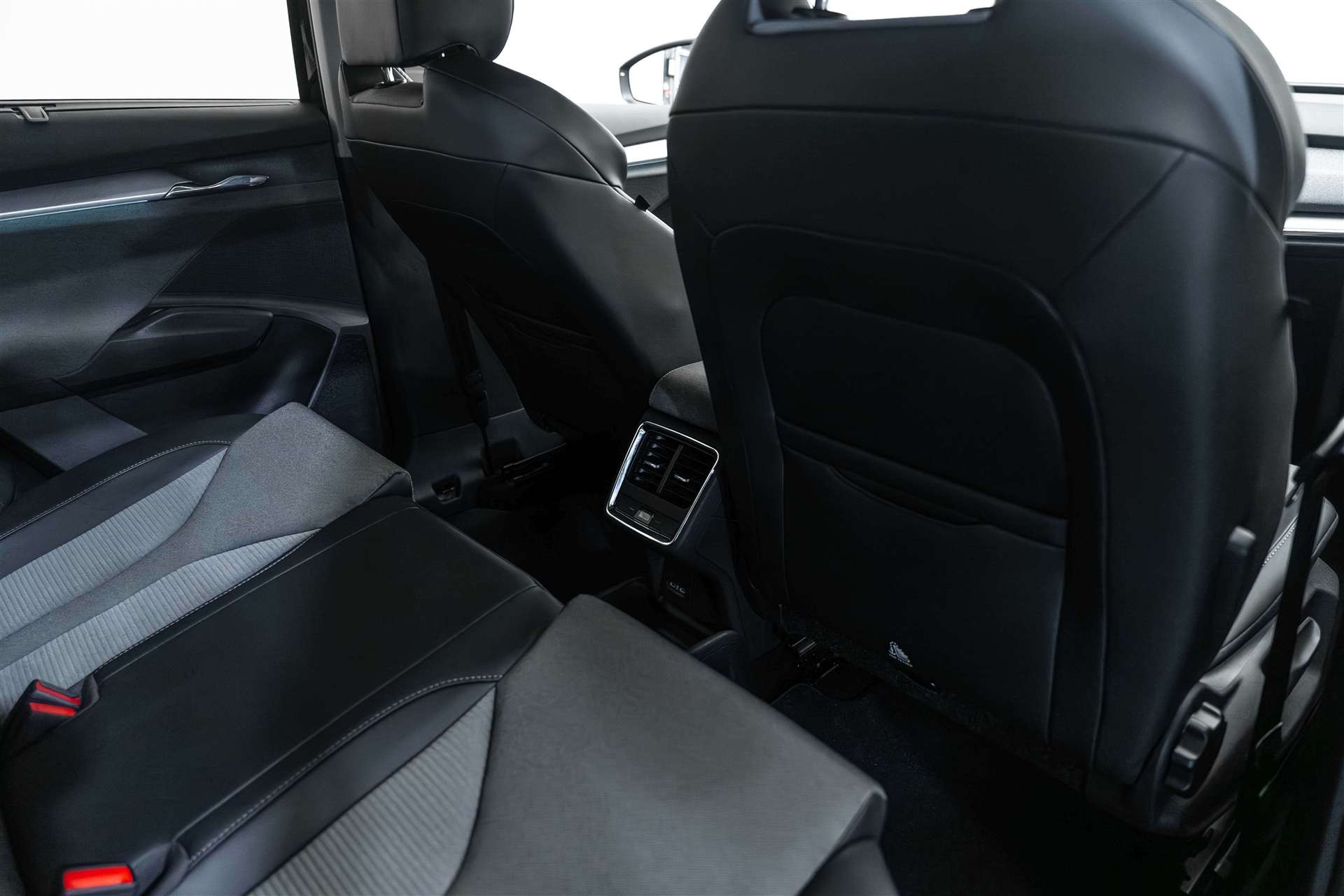 SKODA Enyaq iV 60-image-12