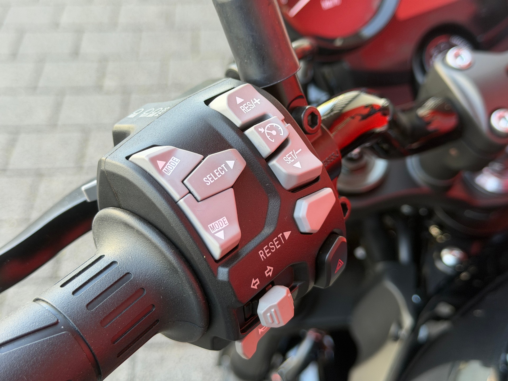 KAWASAKI Z 900 RS (70kW) Black Ball Edition-image-12