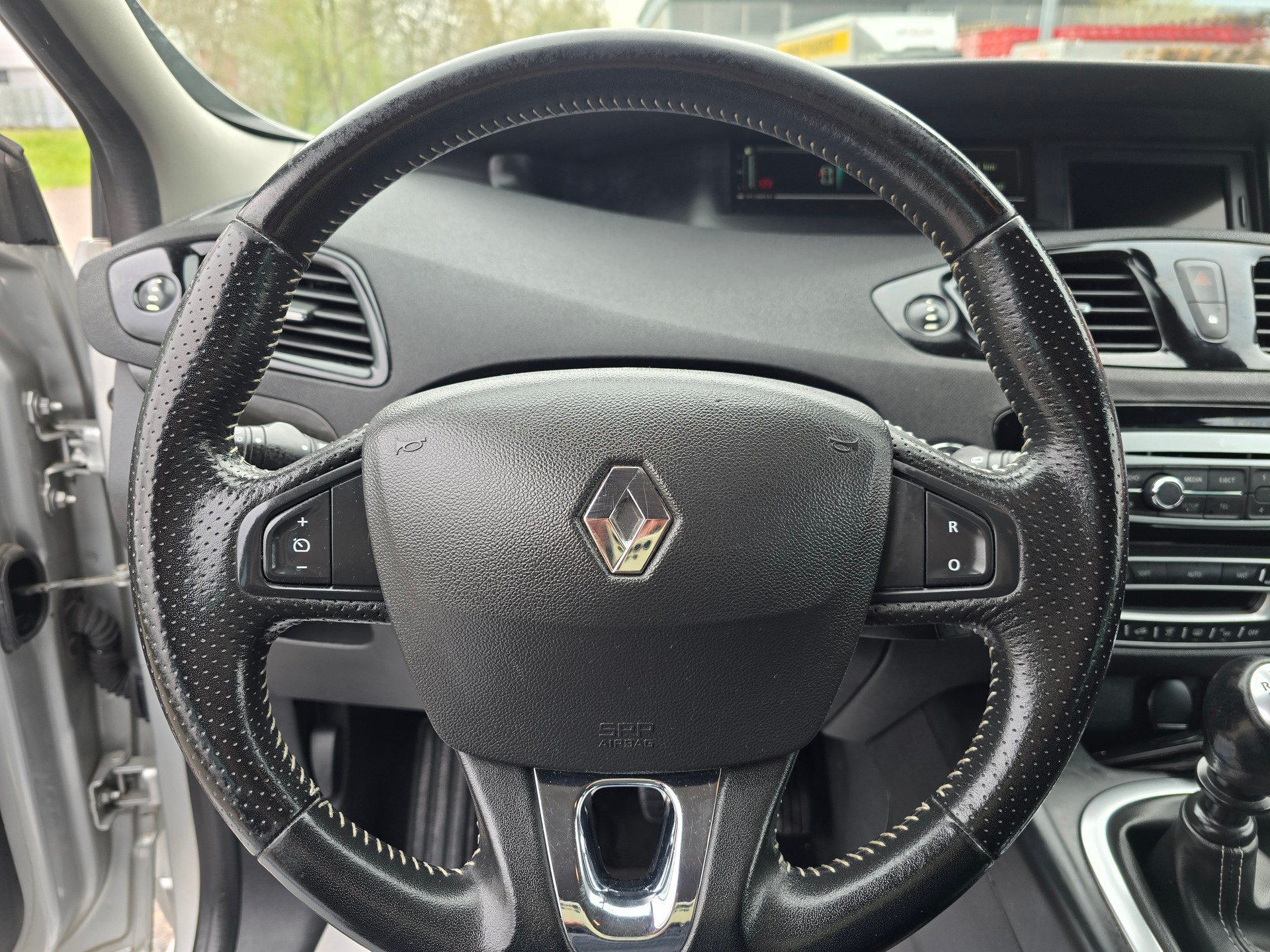 RENAULT Grand Scénic 1.6 dCi Bose-image-16