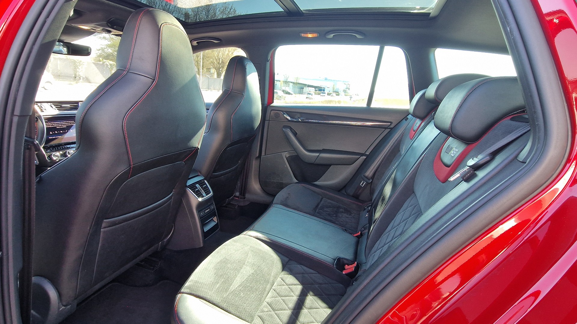 SKODA Octavia Combi 2.0 TSI RS DSG-image-12