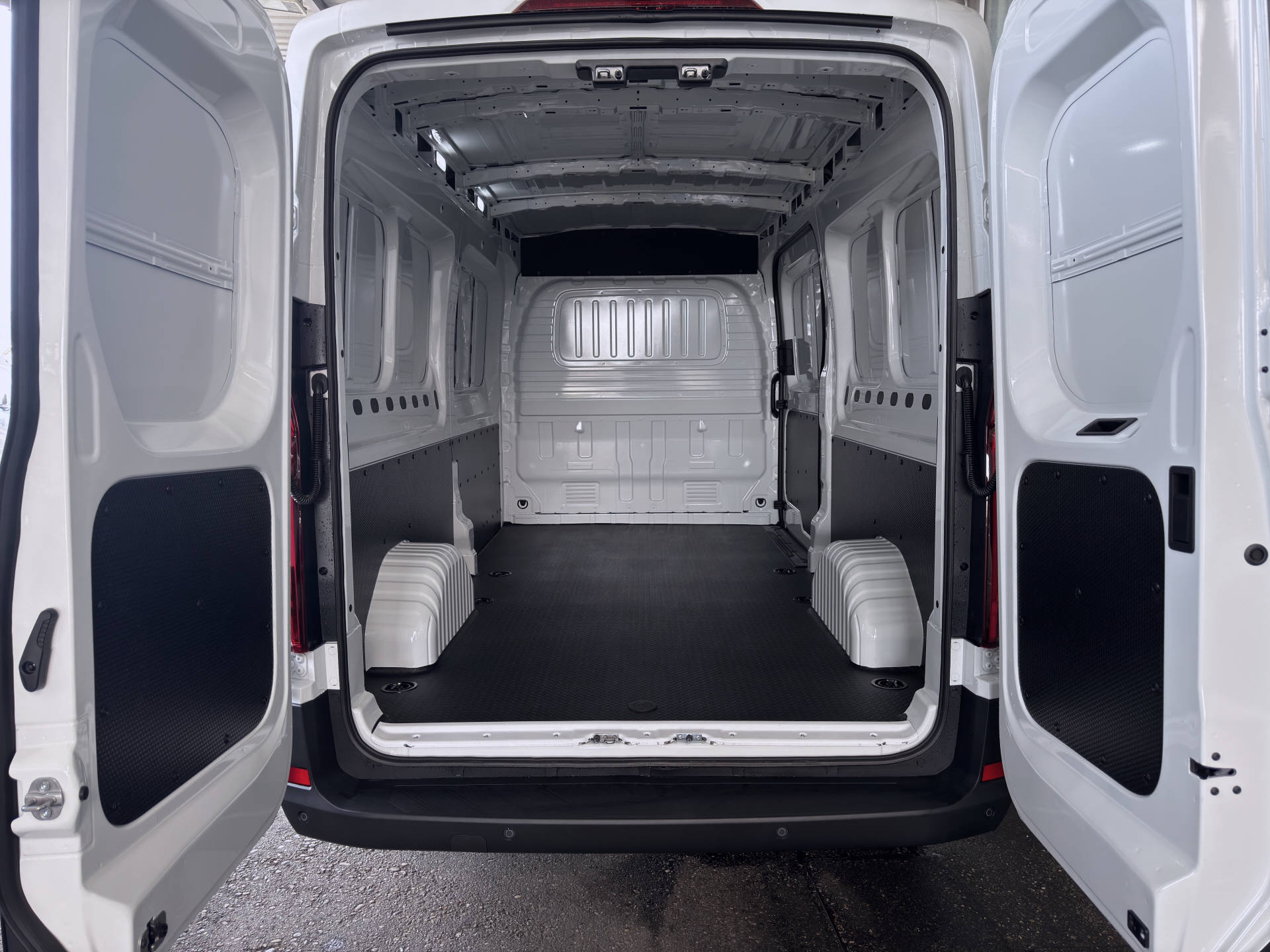 MAXUS Deliver 9 Kaw. L3H2 2.0 TD Comfort-image-8