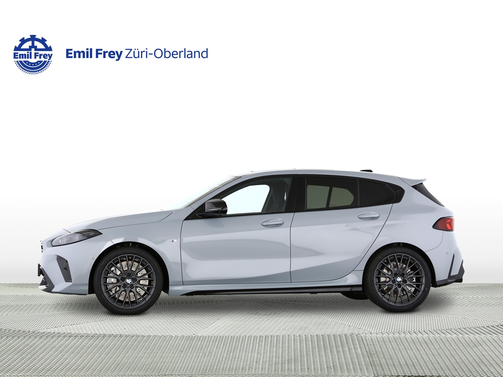 BMW M135i xDrive-showroom-element-1