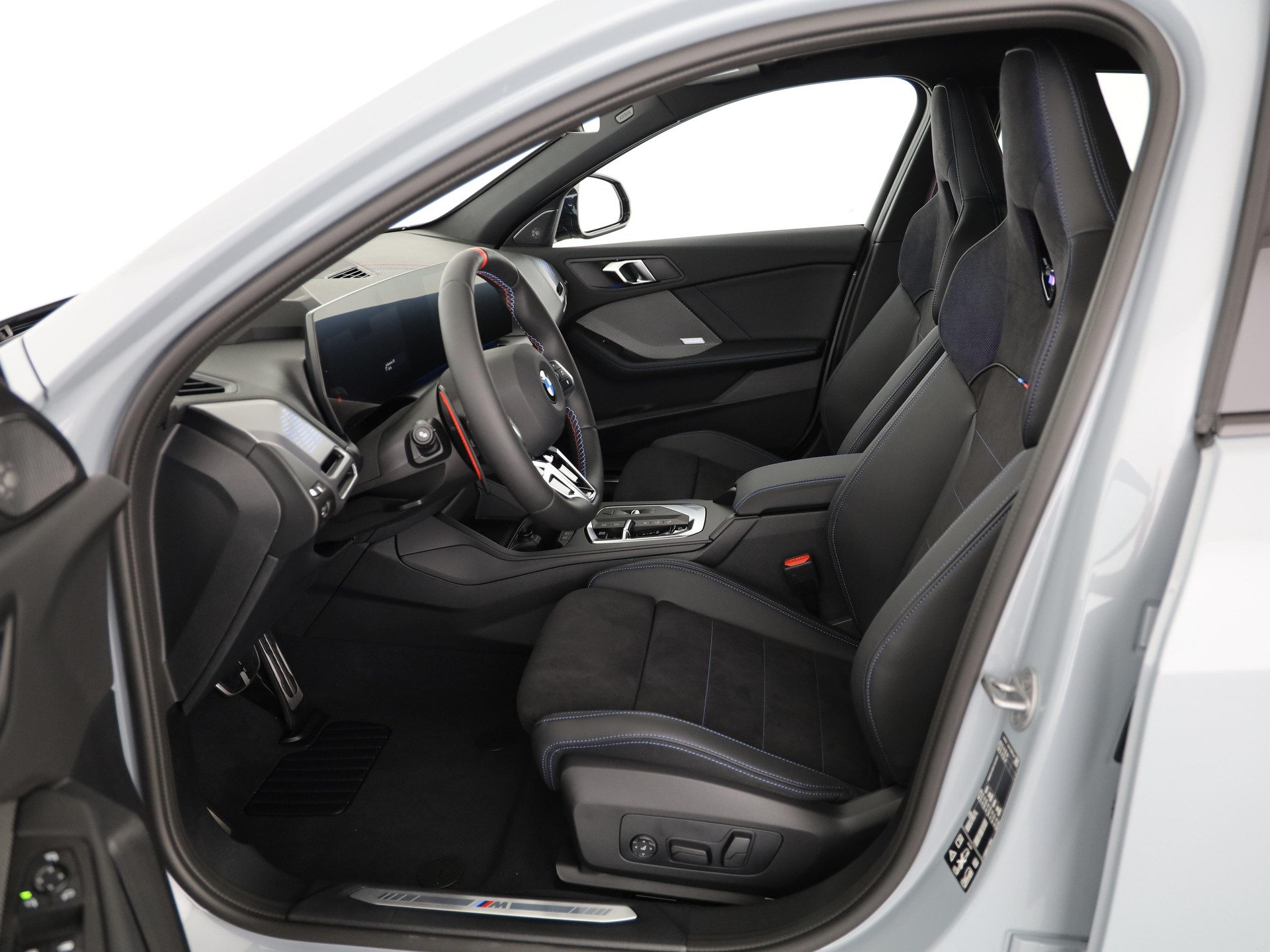 BMW M135i xDrive-showroom-element-3