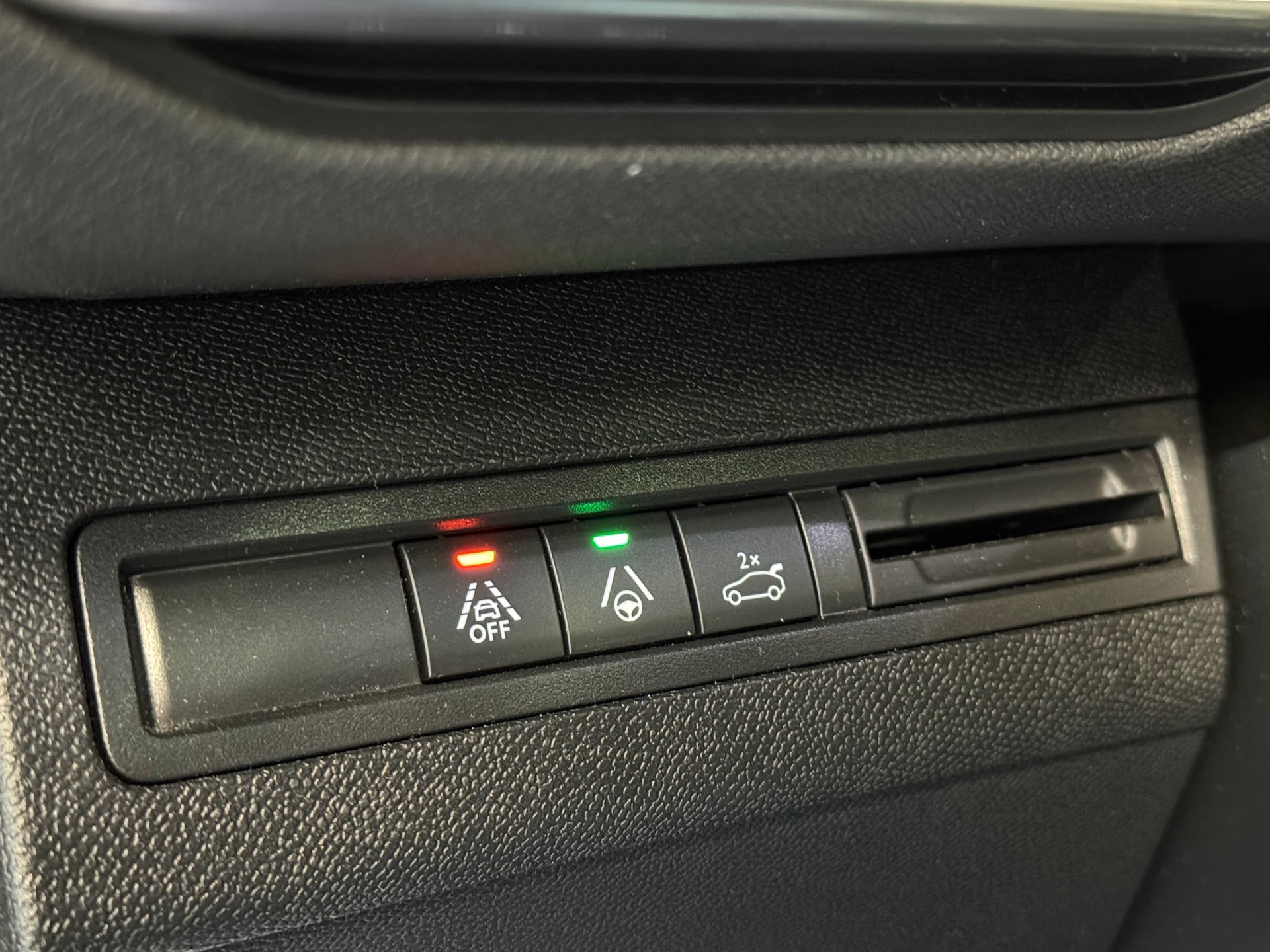 PEUGEOT 5008 1.5 BlueHDi GT Pack EAT8 °° 7 Plätzer °°-image-25