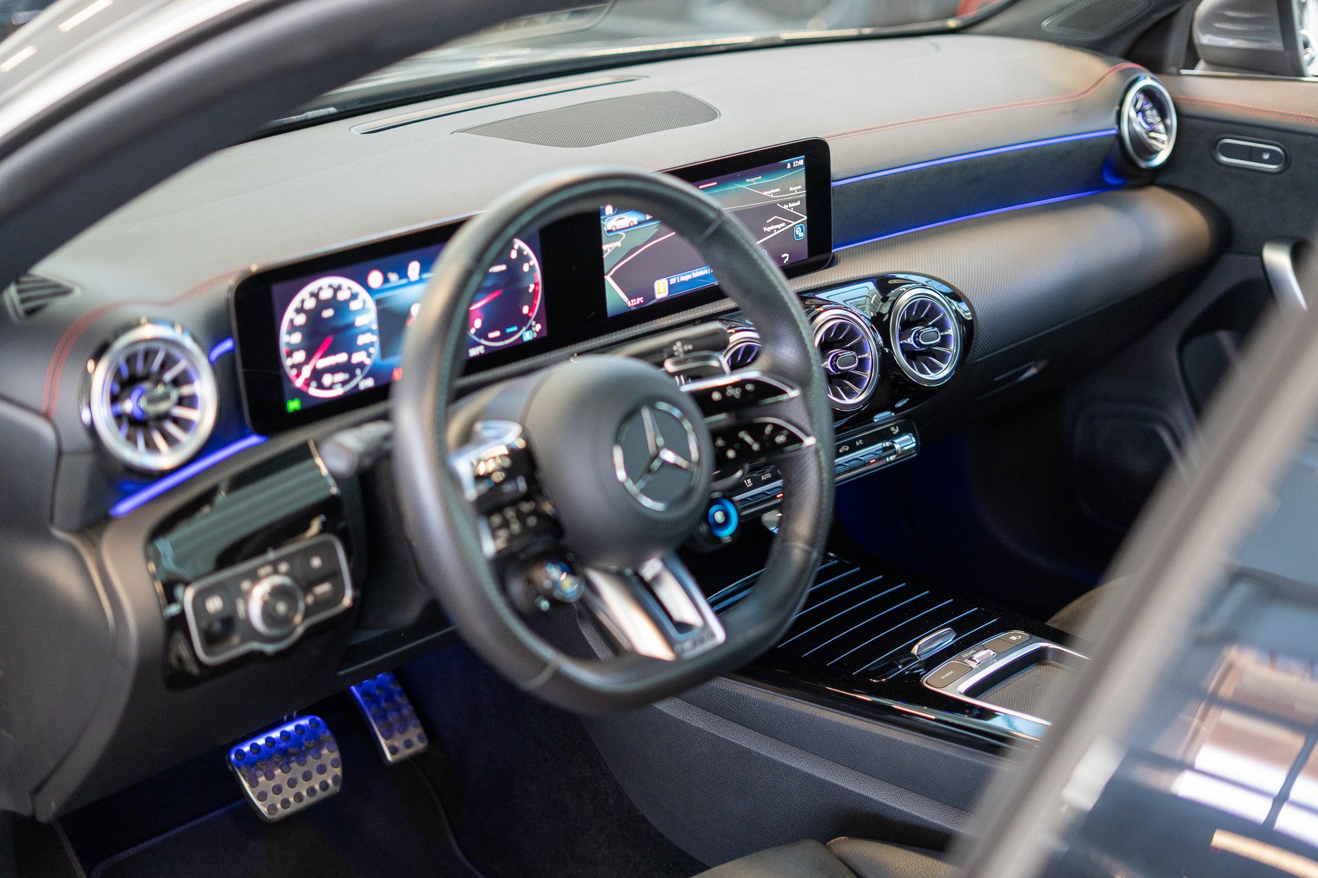 MERCEDES-BENZ CLA 35 AMG 4matic / Facelift / Ambiente-Beleuchtung / Navi-image-8