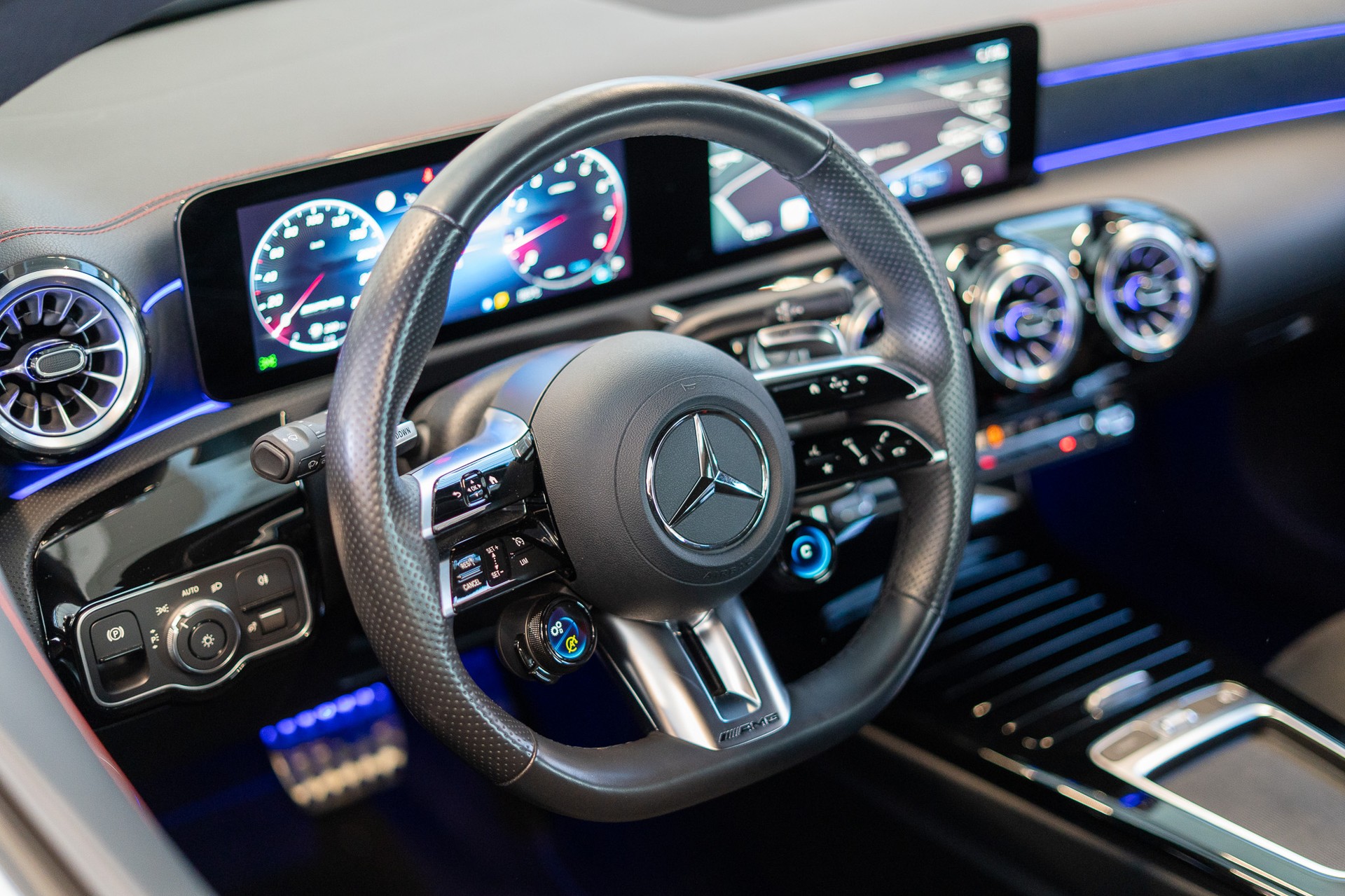 MERCEDES-BENZ CLA 35 AMG 4matic / Facelift / Ambiente-Beleuchtung / Navi-image-7