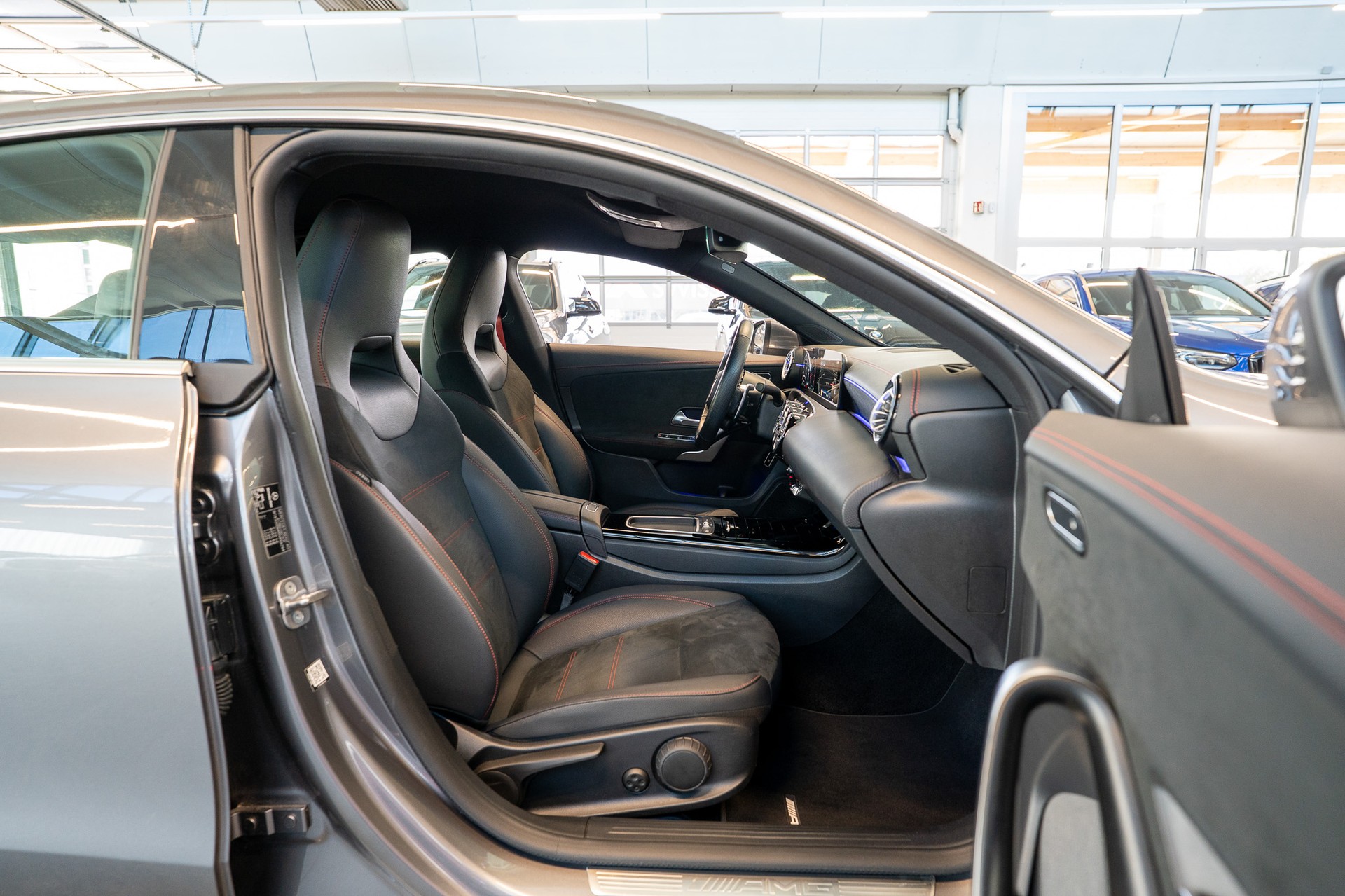 MERCEDES-BENZ CLA 35 AMG 4matic / Facelift / Ambiente-Beleuchtung / Navi-image-13