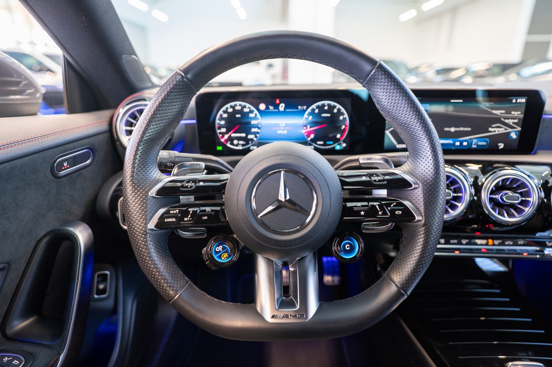 MERCEDES-BENZ CLA 35 AMG 4matic / Facelift / Ambiente-Beleuchtung / Navi-image-15