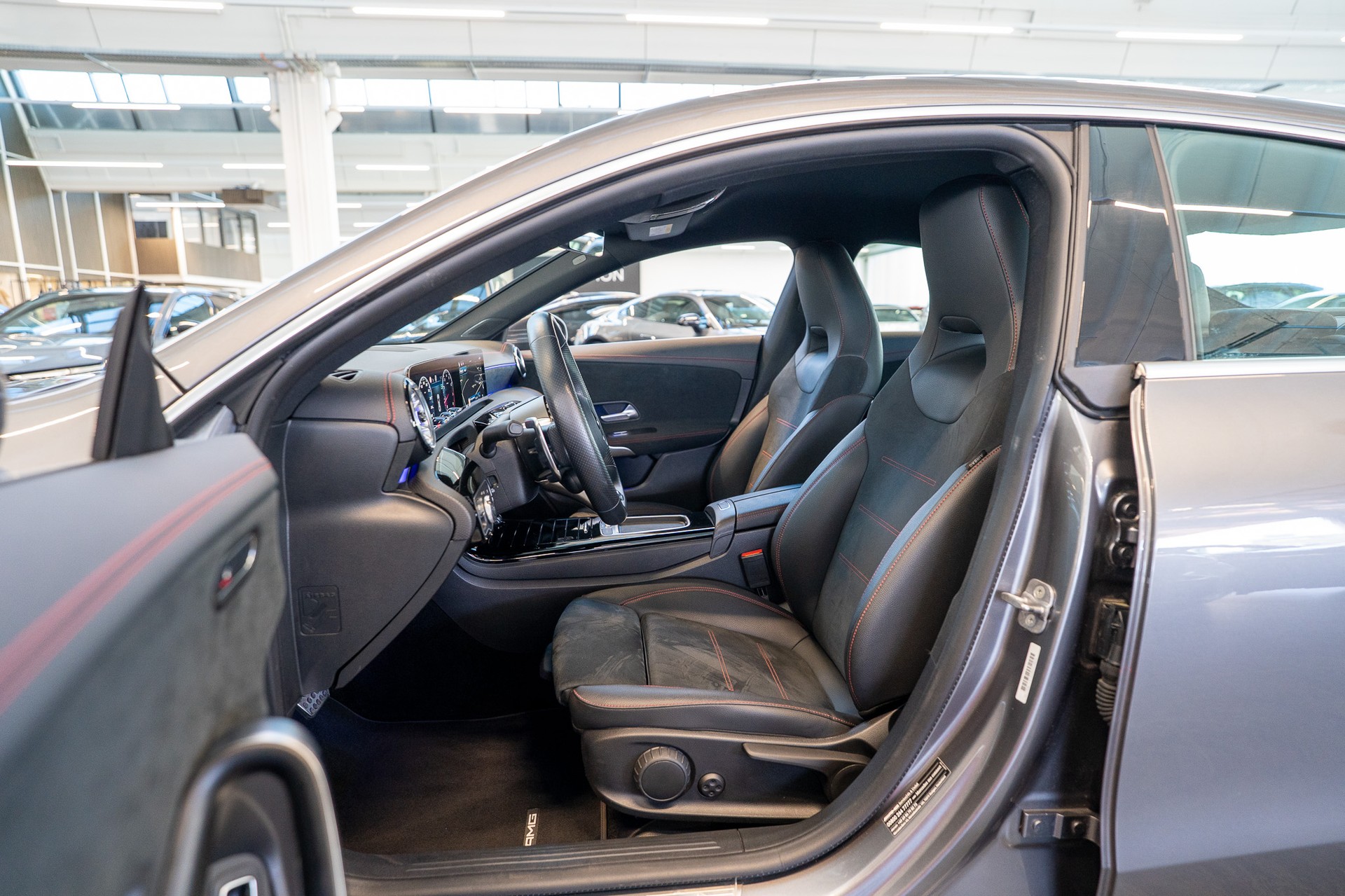 MERCEDES-BENZ CLA 35 AMG 4matic / Facelift / Ambiente-Beleuchtung / Navi-image-9