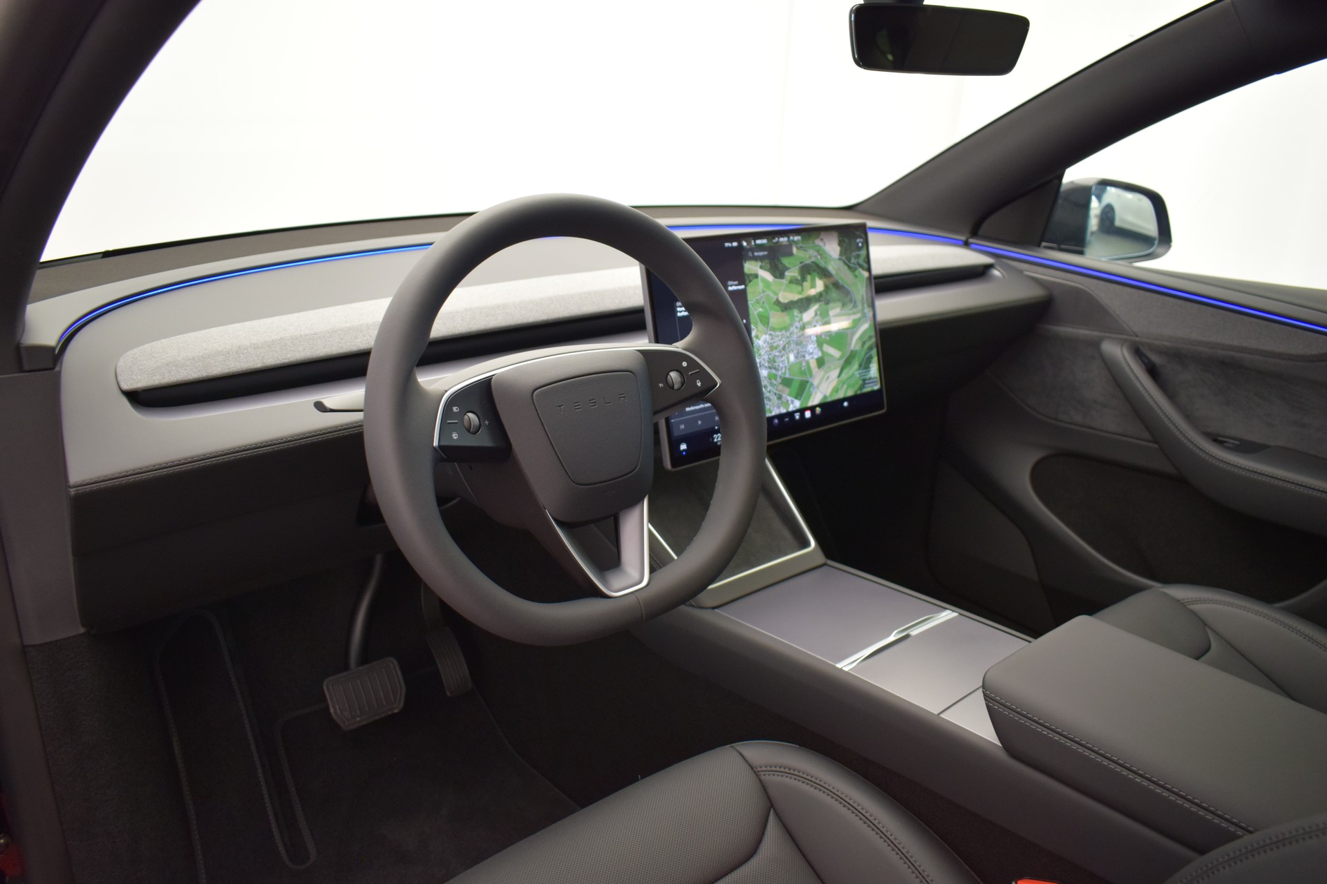 TESLA Model Y Premium Long Range AWD, Made in Berlin-showroom-element-2