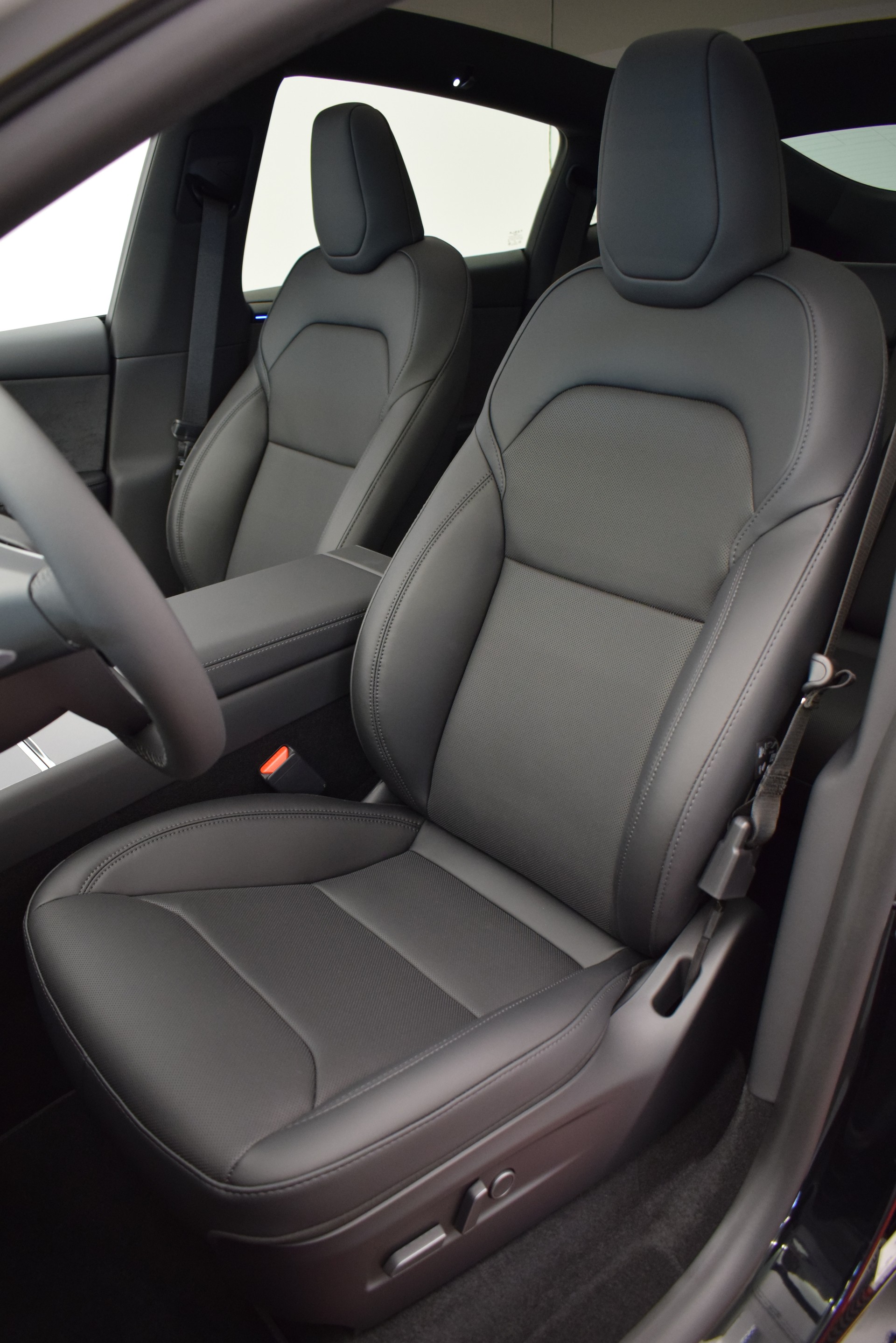 TESLA Model Y Premium Long Range AWD, Made in Berlin-image-16
