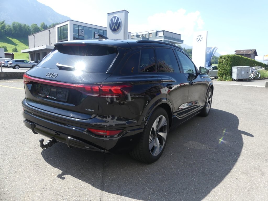 AUDI Q6 e-tron quattro-showroom-element-3