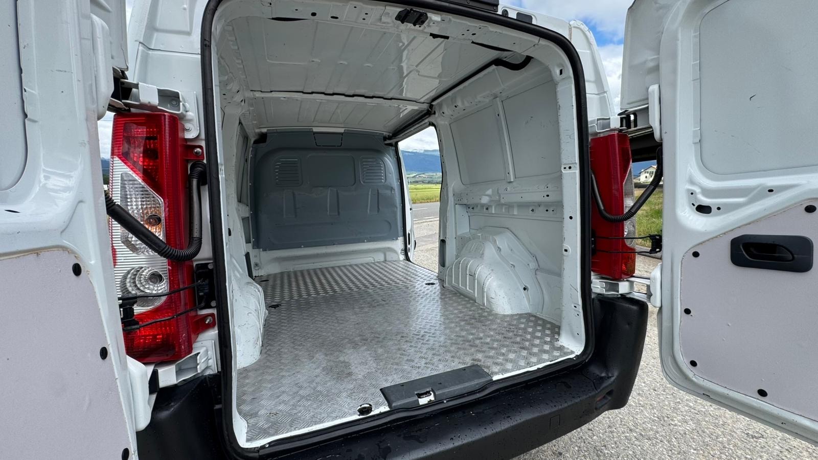 PEUGEOT Expert 2.0 HDi 229 L2H1-image-6